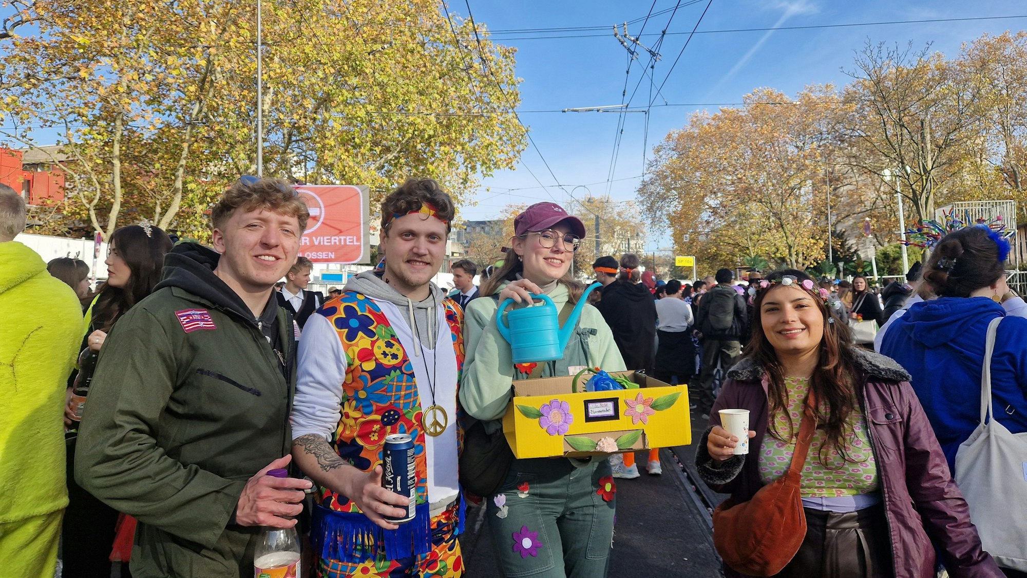 Samuel, Jonas, Annabelle und Ashtar (v.l.) feiern Karneval auf der Zülpicher Straße.