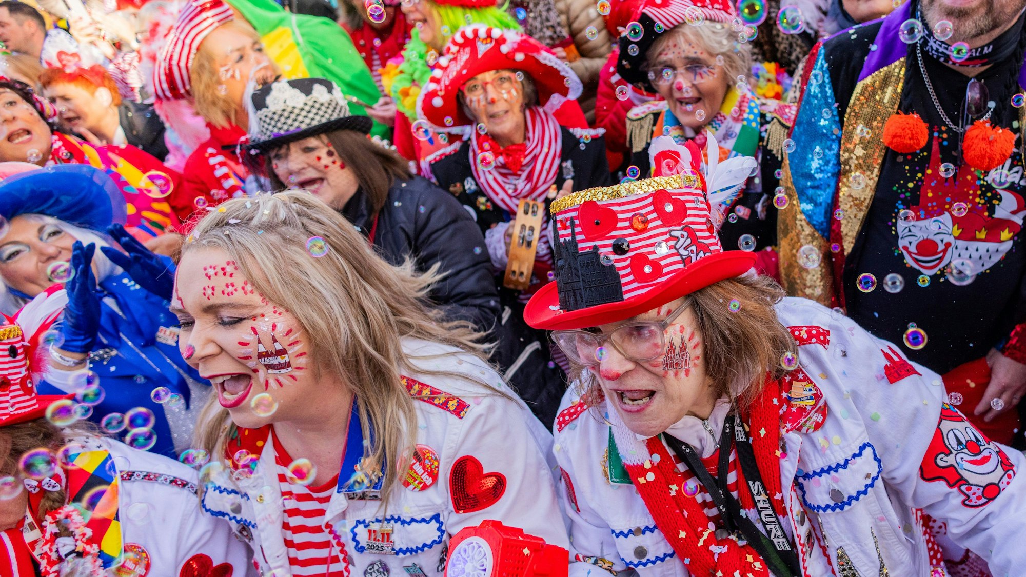 Jecken feiern den Auftakt der Karnevalssession auf dem Heumarkt.