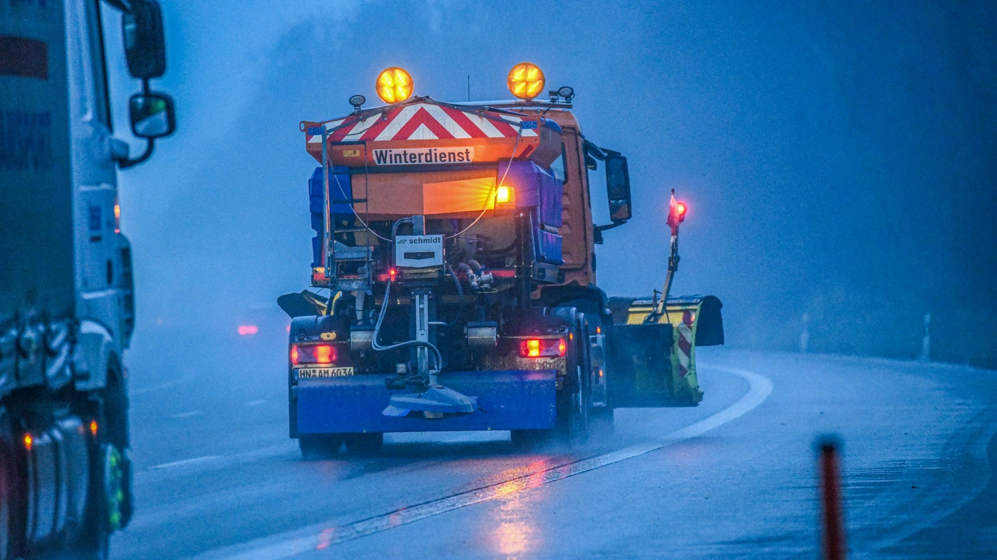 Ein Streufahrzeug vom Winterdienst ist auf der Autobahn 6 bei Bad Rappenau in Baden-Württemberg unterwegs.