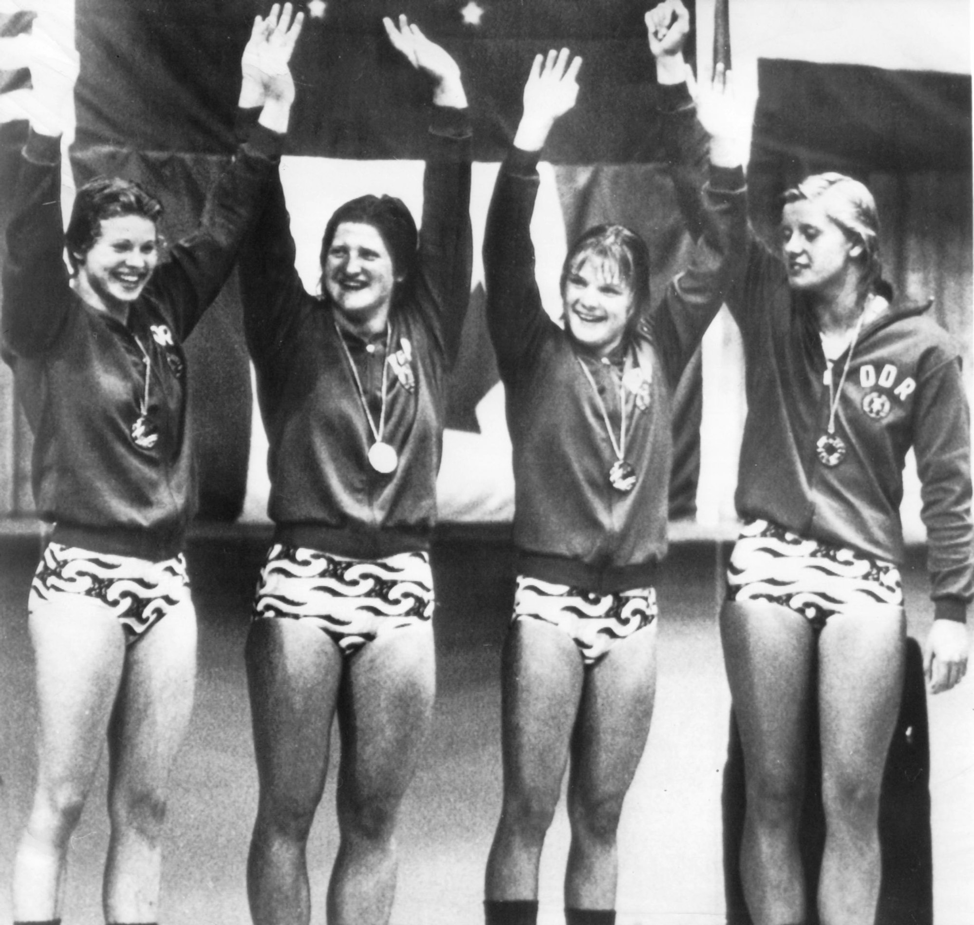 Olympiasiegerin Ulrike Schmidt (links) gibt jetzt in Aue Schwimmunterricht. (Archivbild)