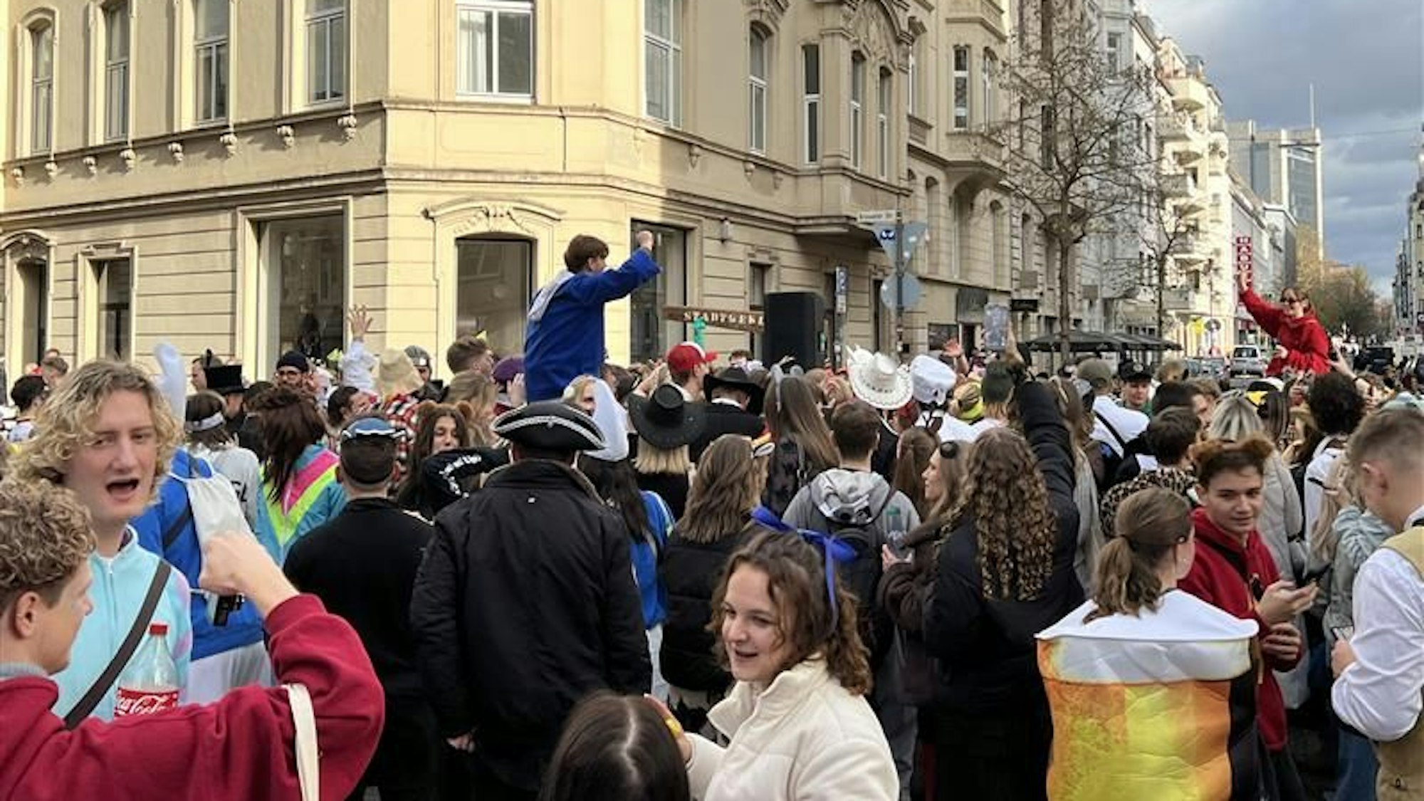 Am 11.11. mit dem Auto durch Belgische Viertel? Schlechte Idee! Hier haben die Jecken die Straßenhoheit.