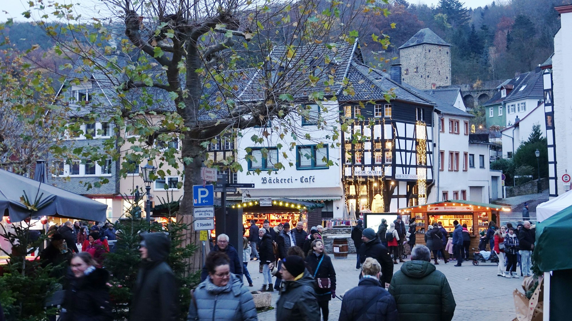 04.12.2022 Dichtes Gedränge herrschte am 2. Adventssonntag beim Weihnachtsmarkt in Bad Münstereifel.