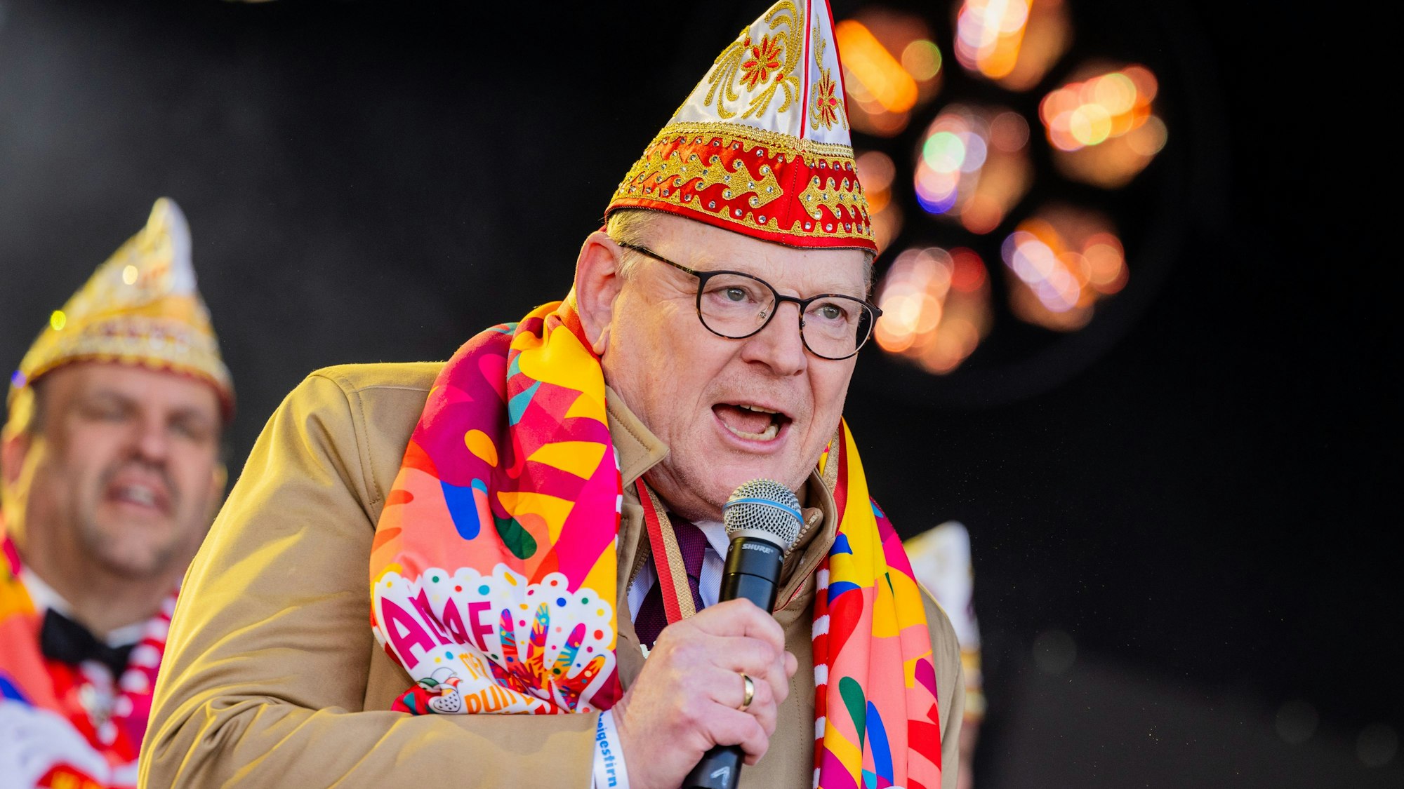 11.11.2025, Nordrhein-Westfalen, Köln: Der Oberbürgermeister von Köln Torsten Burmester (SPD) feiert den Auftakt der Karnevalssession auf dem Heumarkt. Am 11.11. um 11:11 Uhr begann in den närrischen Hochburgen die Karnevalssession. Foto: Rolf Vennenbernd/dpa +++ dpa-Bildfunk +++