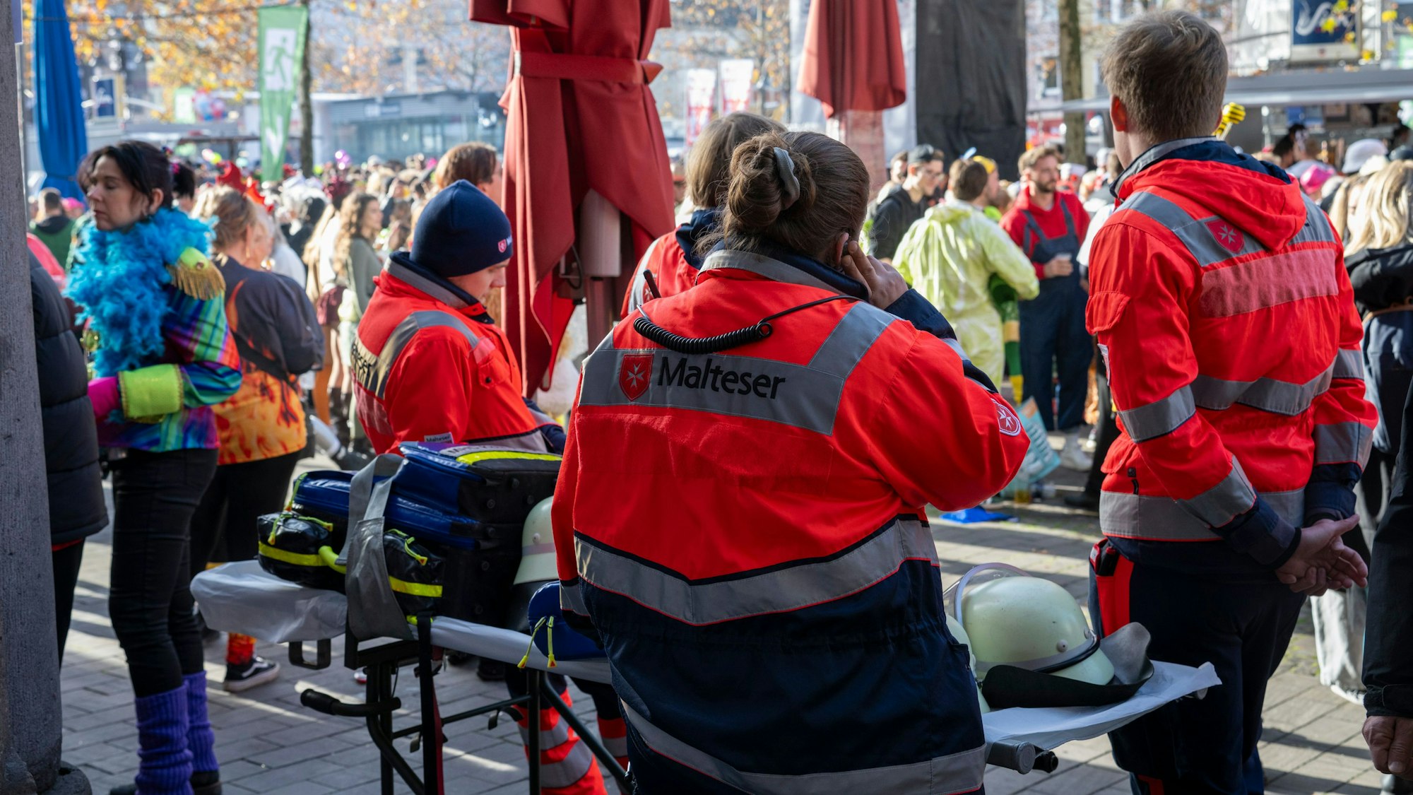 Sanitäter sind im Einsatz am Elften im Elften bei der Sessionseröffnung in der Altstadt.