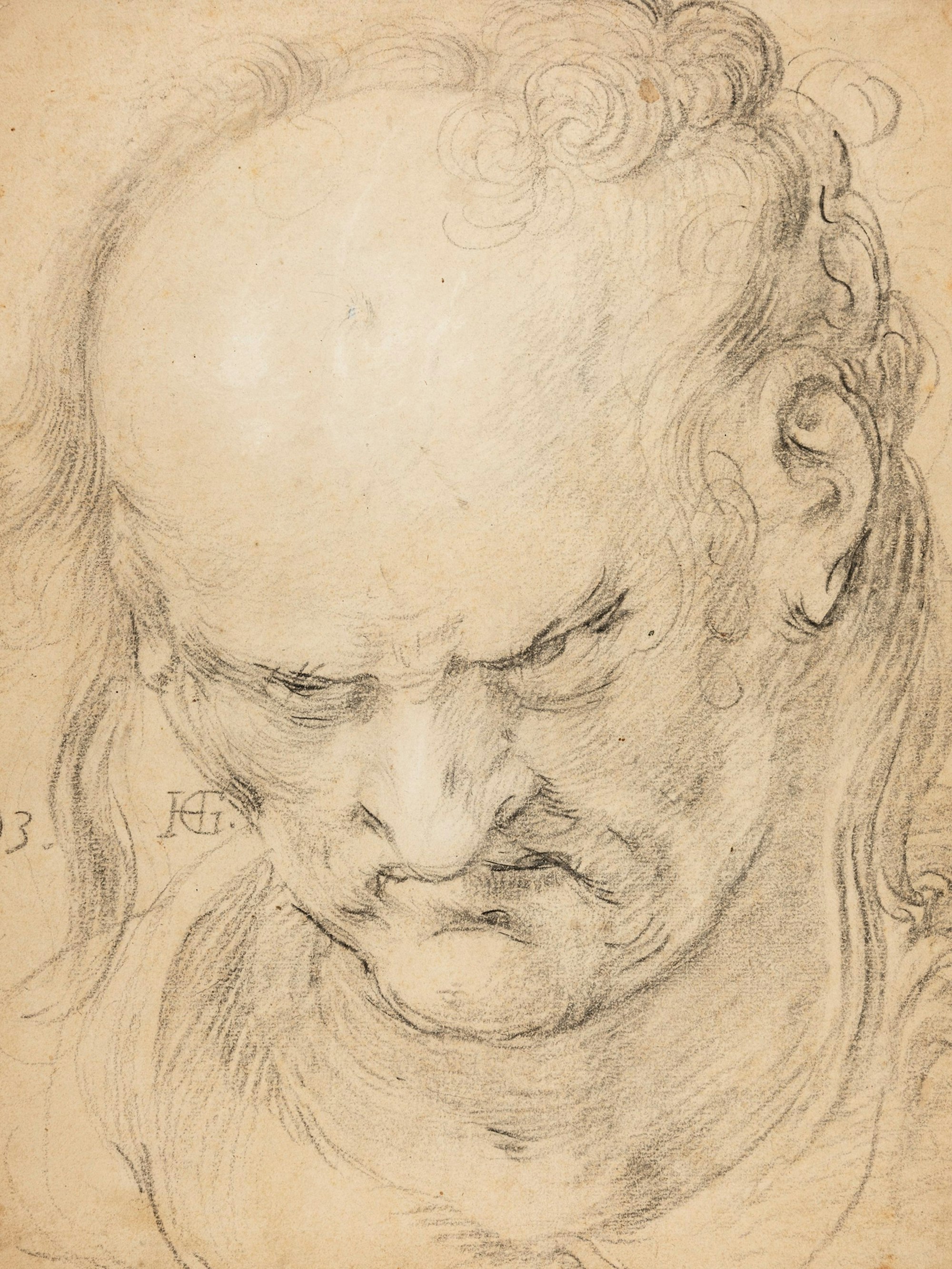 Ein kahler Mann schaut grimmig drein.