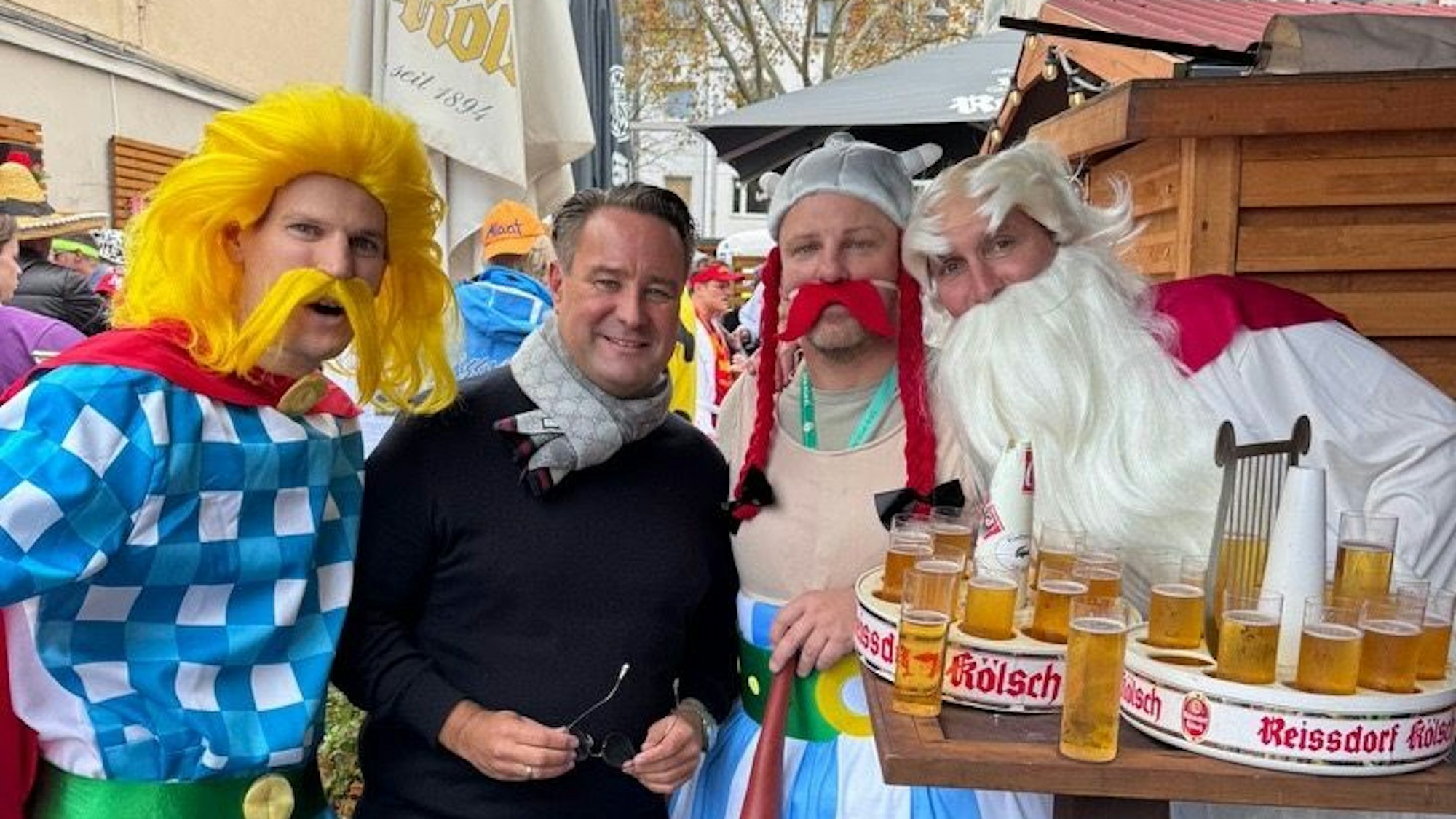 Das Bild zeigt unter anderem FC-Trainer Lukas Kwasniok (2.v.r.) als Obelix verkleider beim Kölner Karneval.