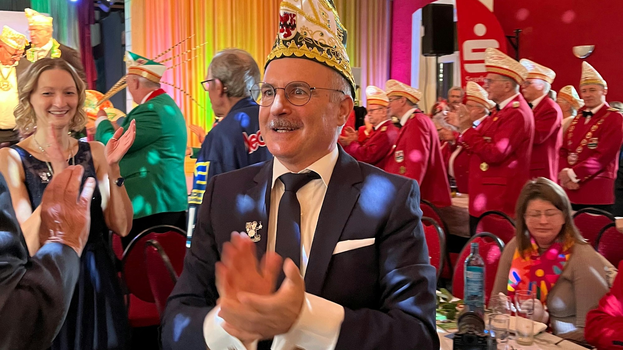 Rogerio I. wird im Saal Norhausen begeistert empfangen.