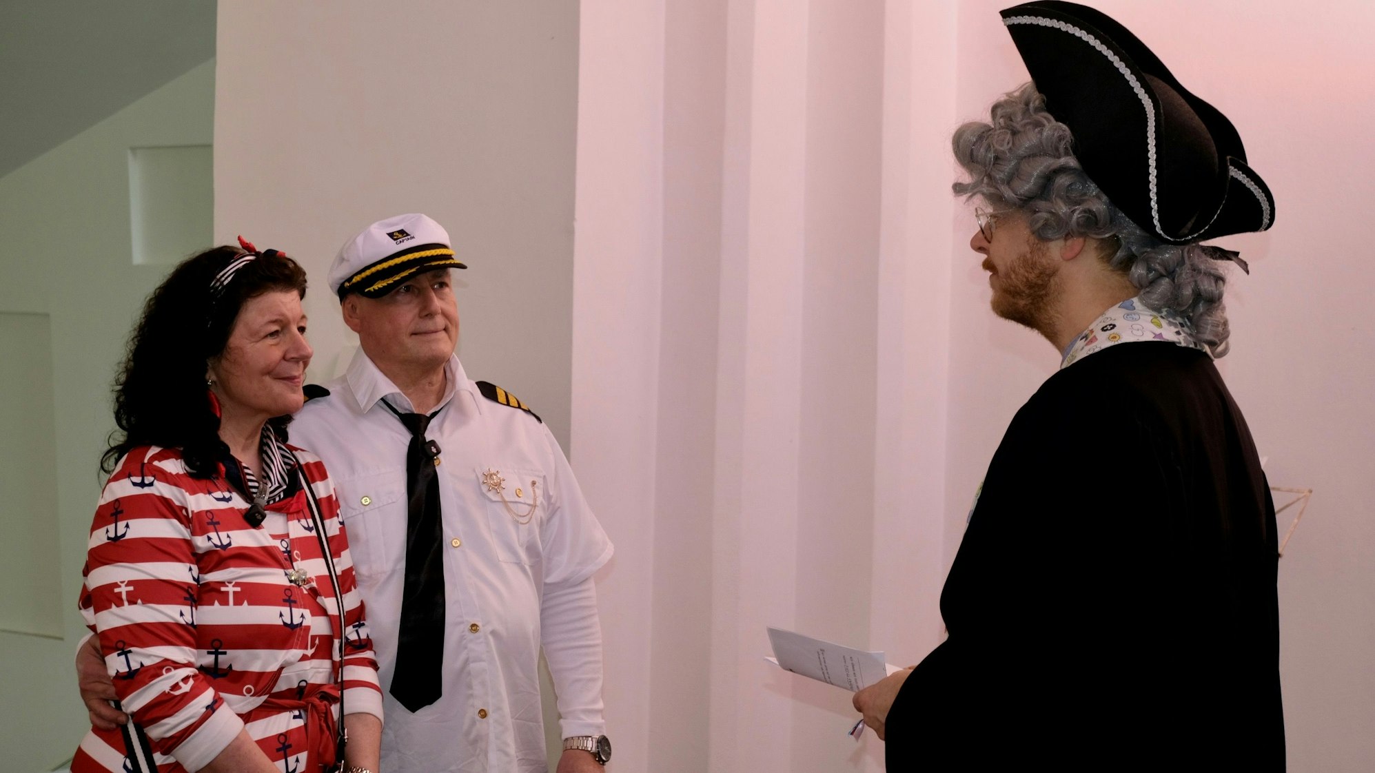 Ute und Jürgen Selbach werden von Pfarrer Sebastian Baer-Henney getraut.