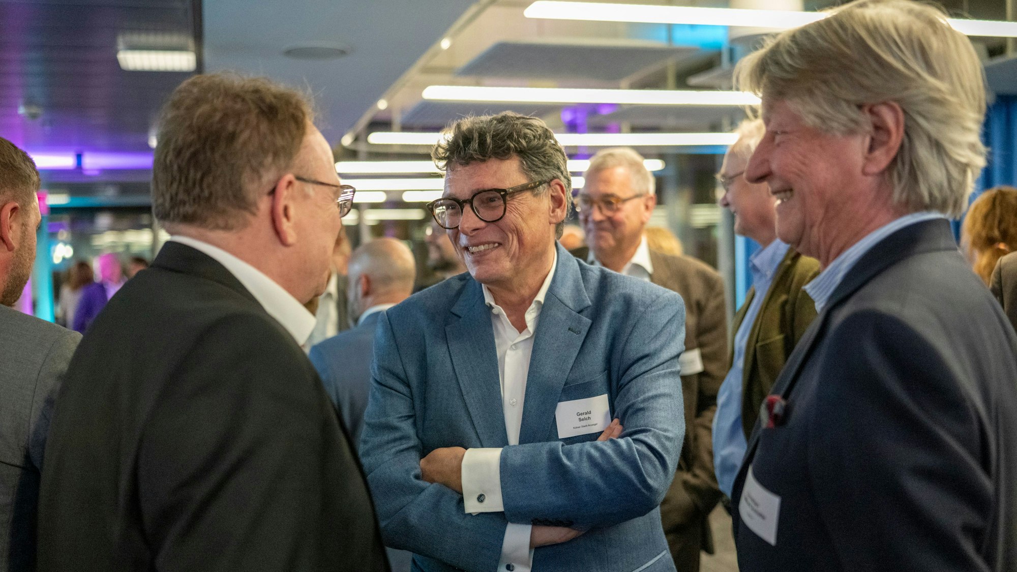 Gerald Selch (Mitte), Chefredakteur des Kölner Stadt-Anzeiger im Gespräch mit OB Torsten Burmester (links) und Herausgeber Christian DuMont Schütte