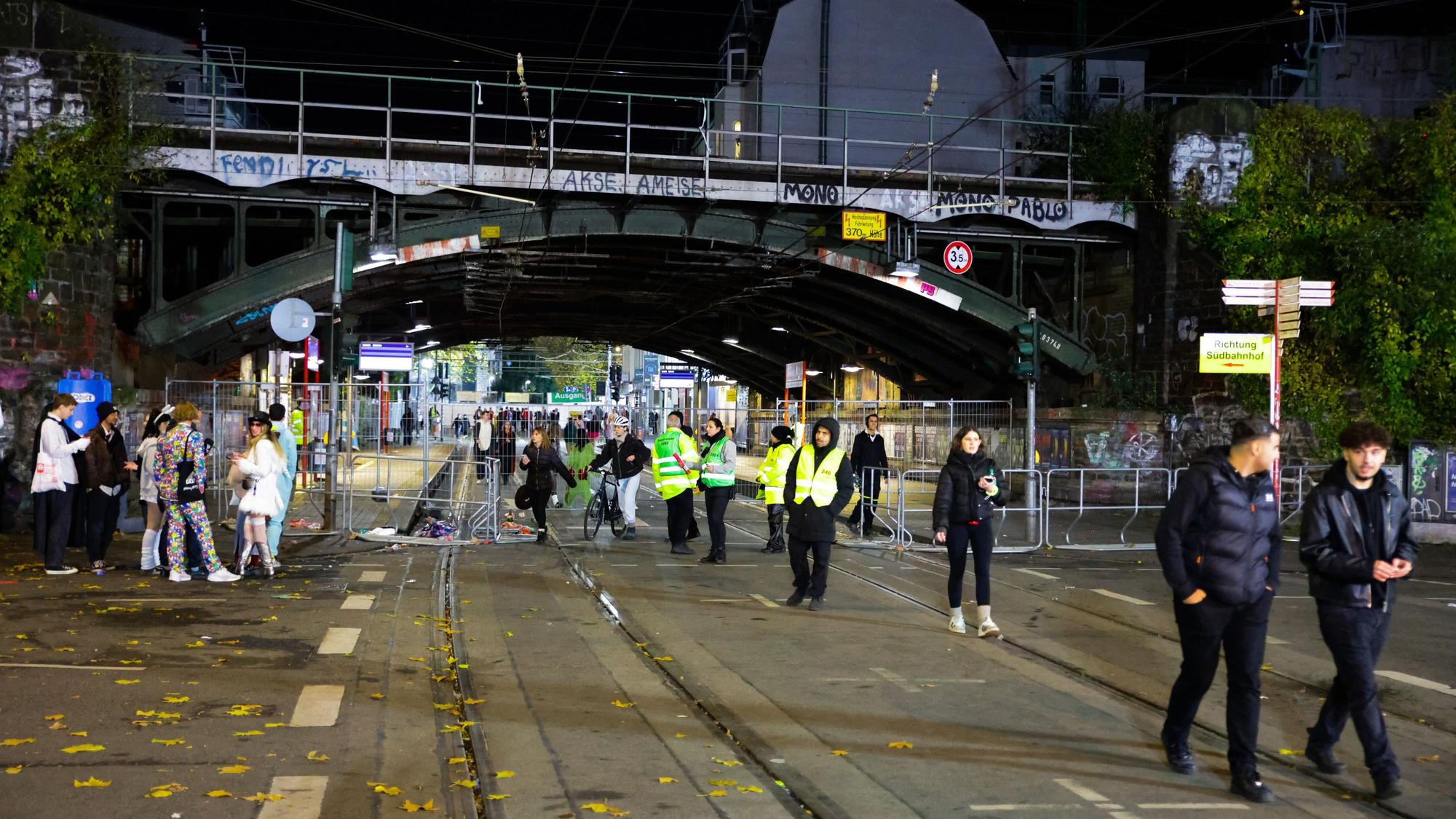 Situation rund um den Zülpicher Platz gegen 19:00h. Foto:Dirk Borm