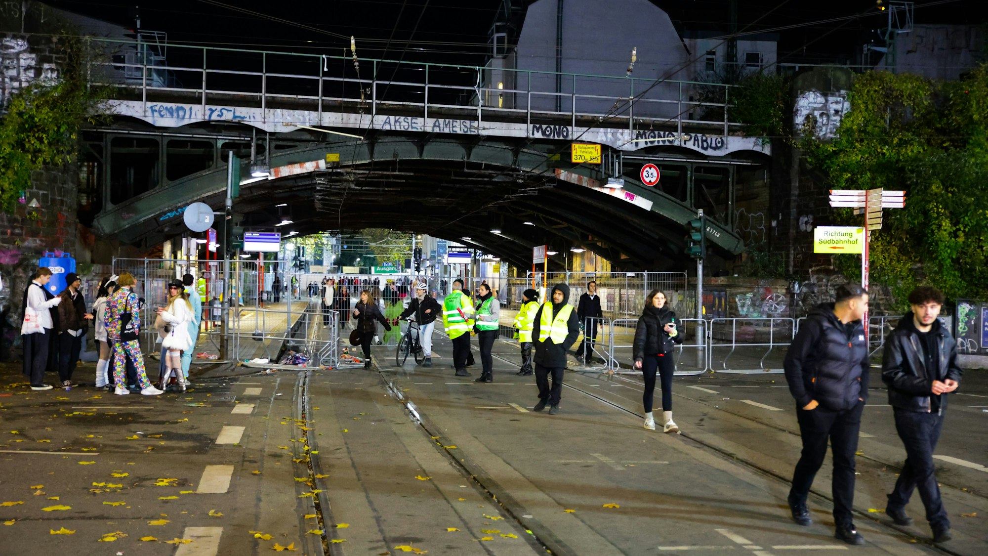 Situation rund um den Zülpicher Platz gegen 19:00h. Foto:Dirk Borm