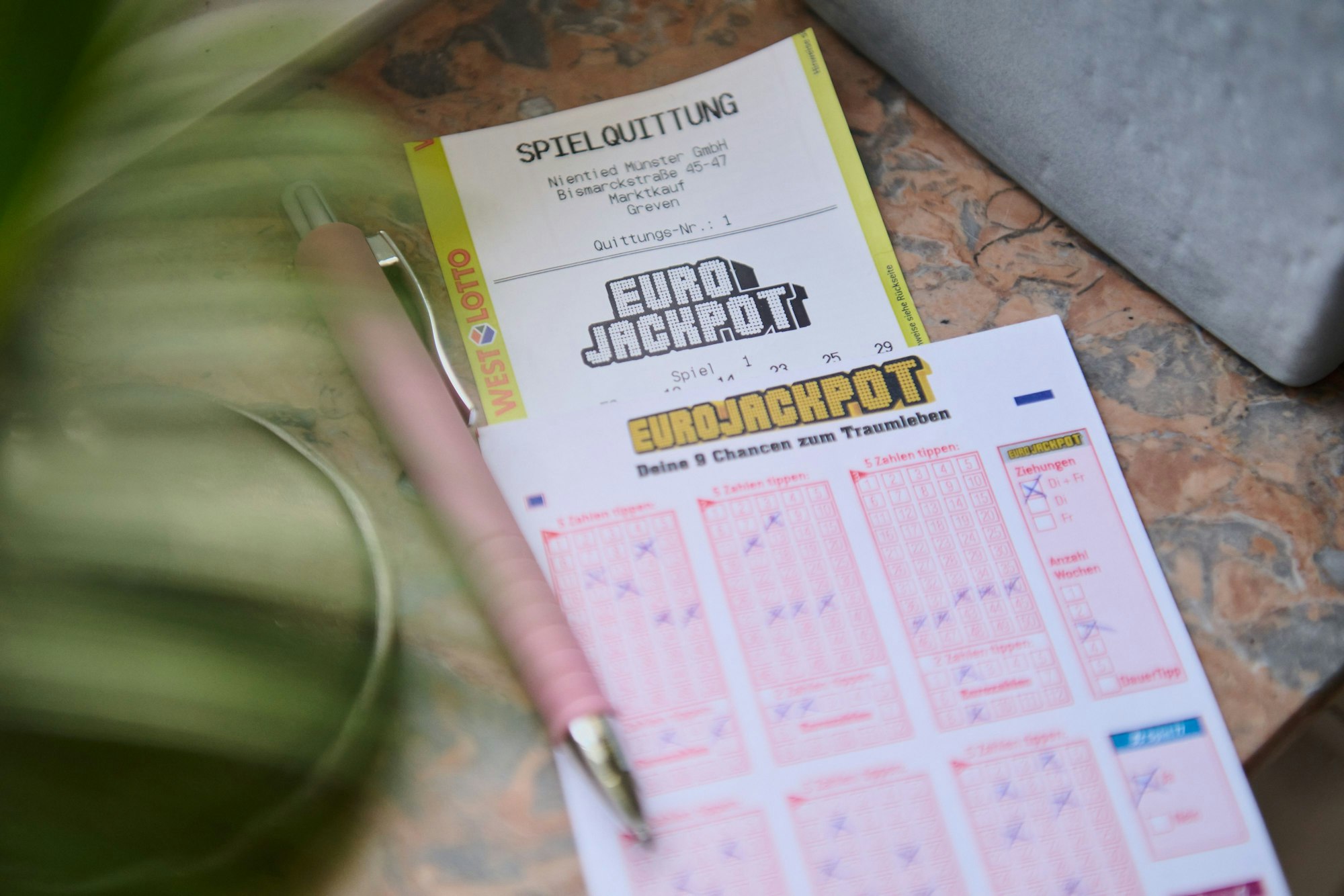 Ein Glückspilz aus Nordrhein-Westfalen hat bei der Freitagsziehung der europäischen Lotterie Eurojackpot als einziger Tipper alle fünf Gewinnzahlen sowie beide Eurozahlen korrekt vorhergesagt und gewinnt rund 54 Millionen Euro.