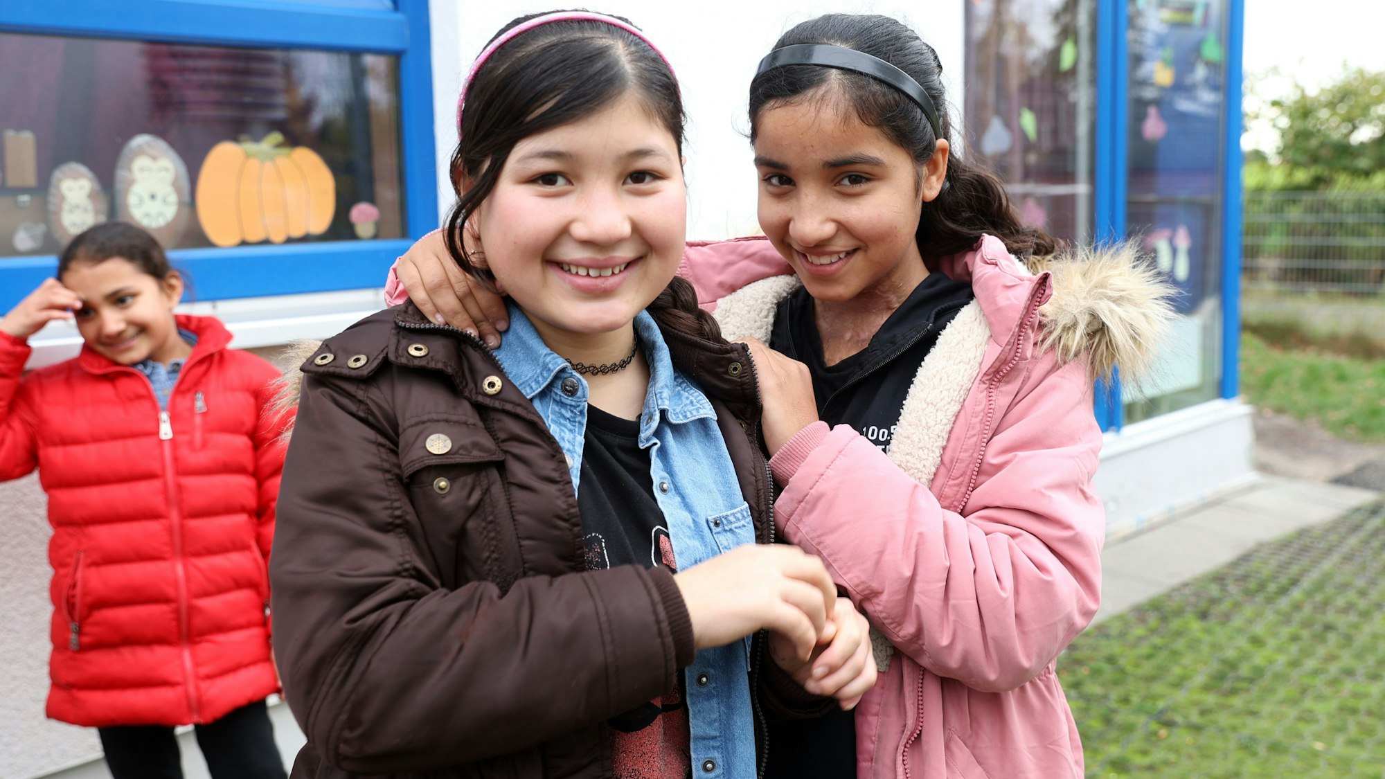 Masuda und Tina aus Afghanistan stehen auf dem Hof des Friedensdorf.