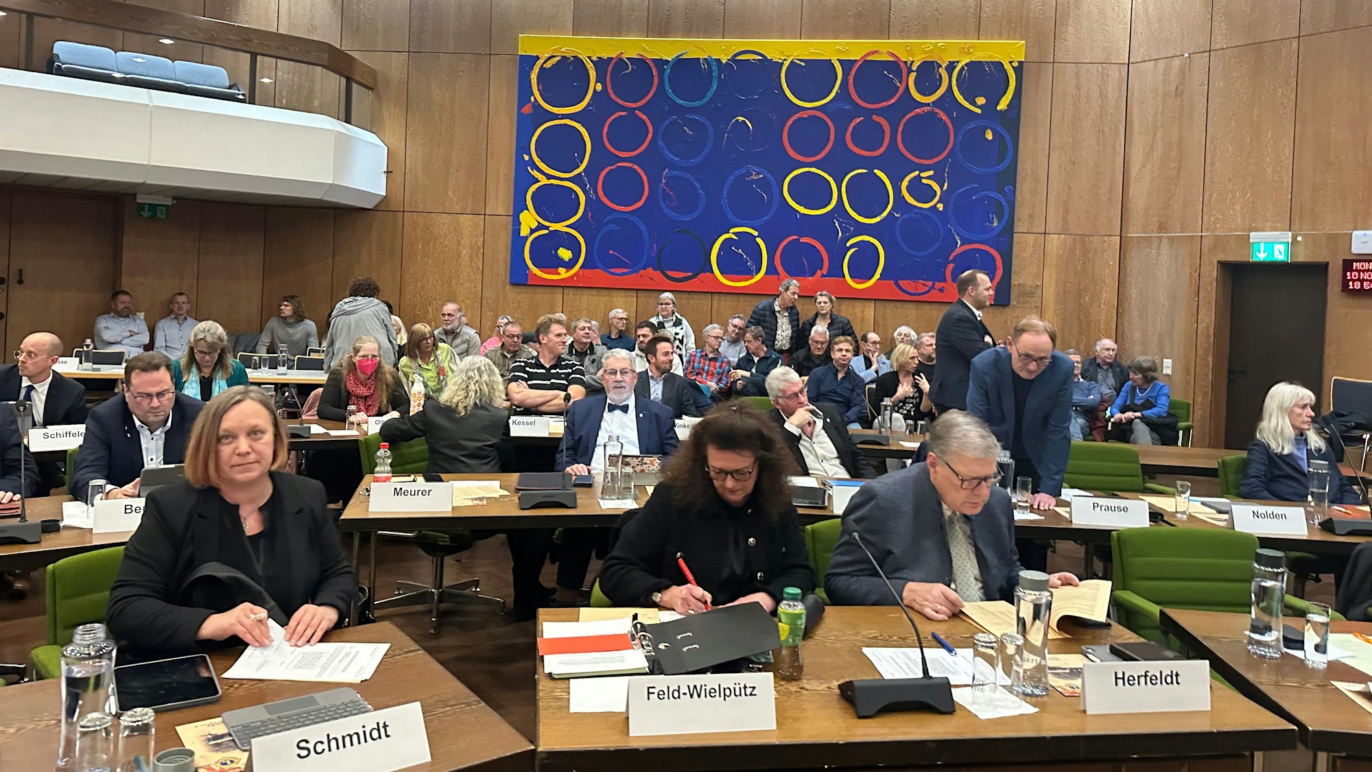 Schon vor der Eröffnung der konstituierenden Ratssitzung in Sankt Augustin am 10. November 2025 nach der Kommunalwahl waren die Zuschauerplätze komplett belegt.