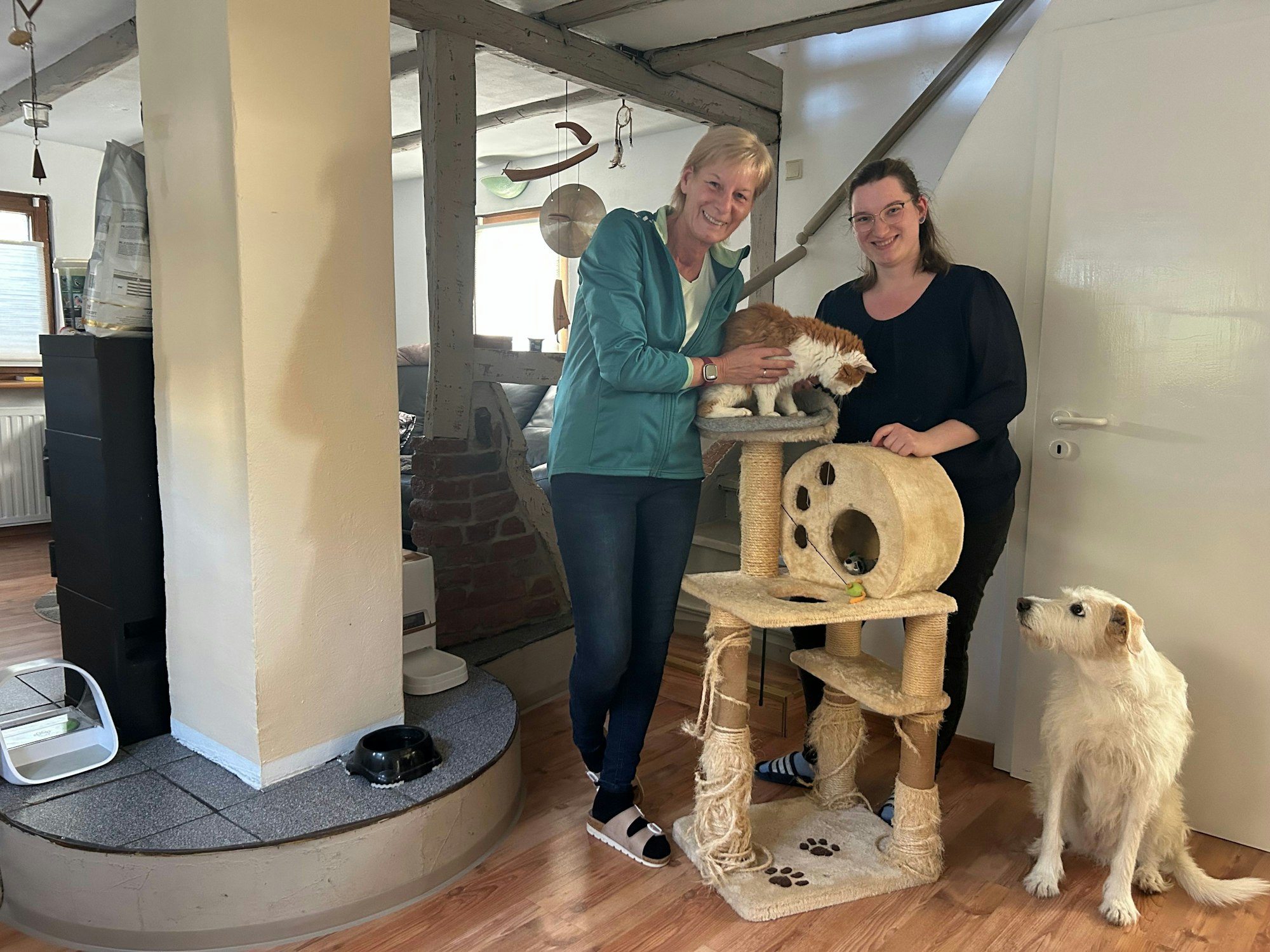 Tierliebe und Mutter-Tochter-Power brachten die beiden auf Ihre Geschäftsidee. Sie haben gemeinsam drei Katzen und eine Hündin.