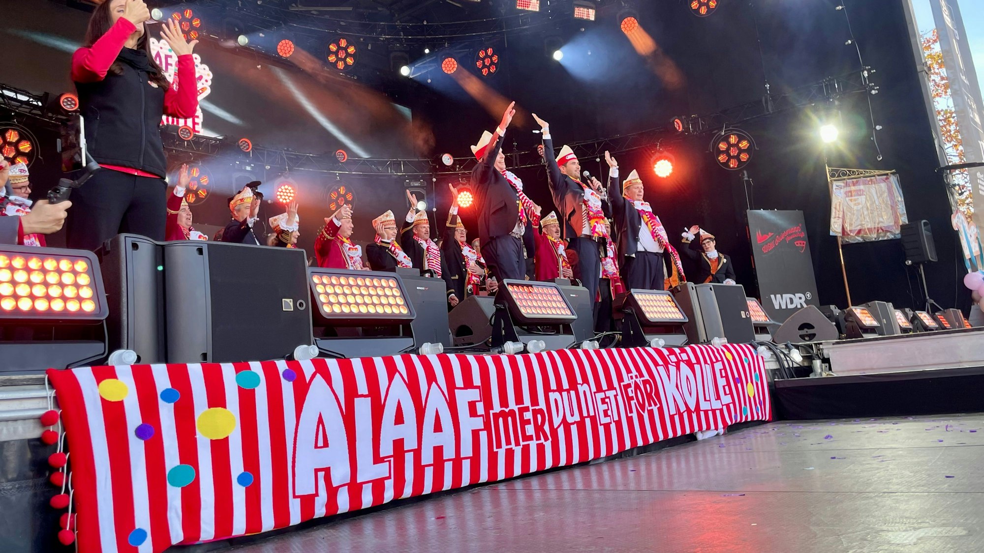 Das Dreigestirn bei seinem Auftritt auf dem Heumarkt