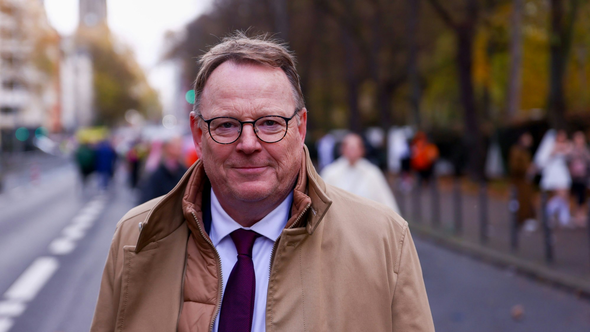 11.11.2025, Köln: Der Kölner Oberbürgermeister Torsten Burmester steht auf der Roonstraße bei der Karneval Sessionseröffnung am 11.11. nahe der Zülpicher Straße in Köln. Foto: Thilo Schmülgen