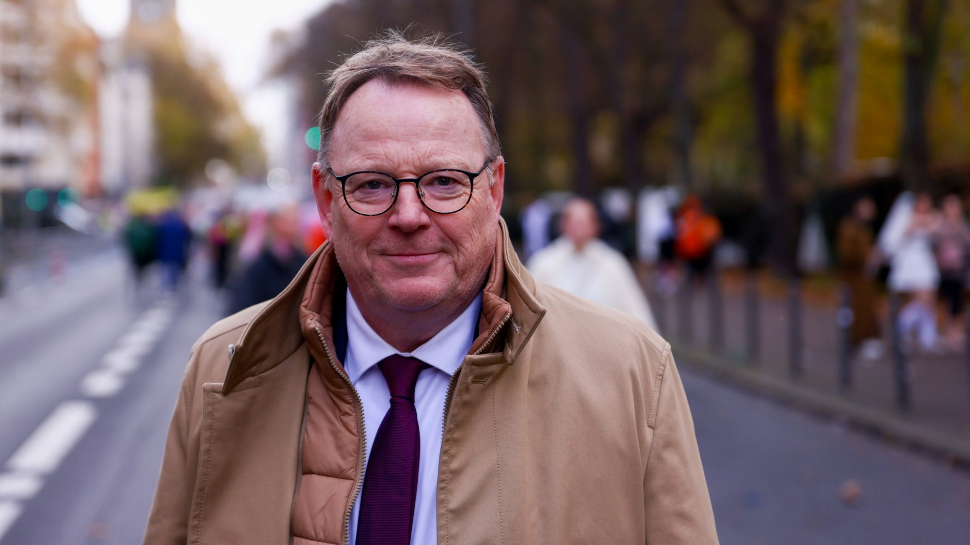 Das Bild zeigt den Kölner Oberbürgermeister Torsten Burmester auf der Roonstraße bei der Karneval Sessionseröffnung am 11.11. in Köln. Foto: Thilo Schmülgen