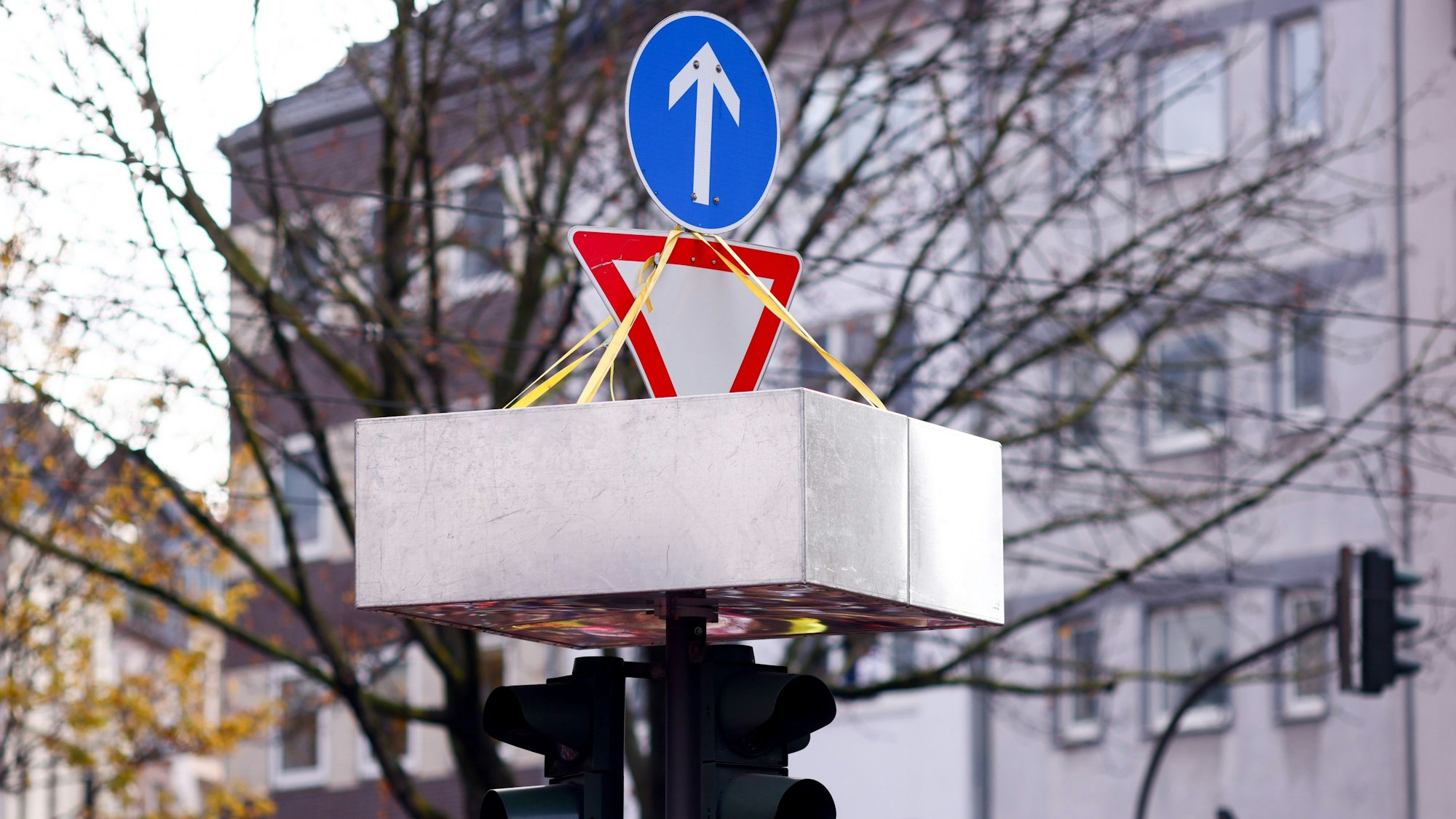 Das Bild zeigt eine Ampelklettersperre, aufgenommen bei der Karneval Sessionseröffnung am 11.11. auf der Zülpicher Straße in Köln. Foto: Thilo Schmülgen