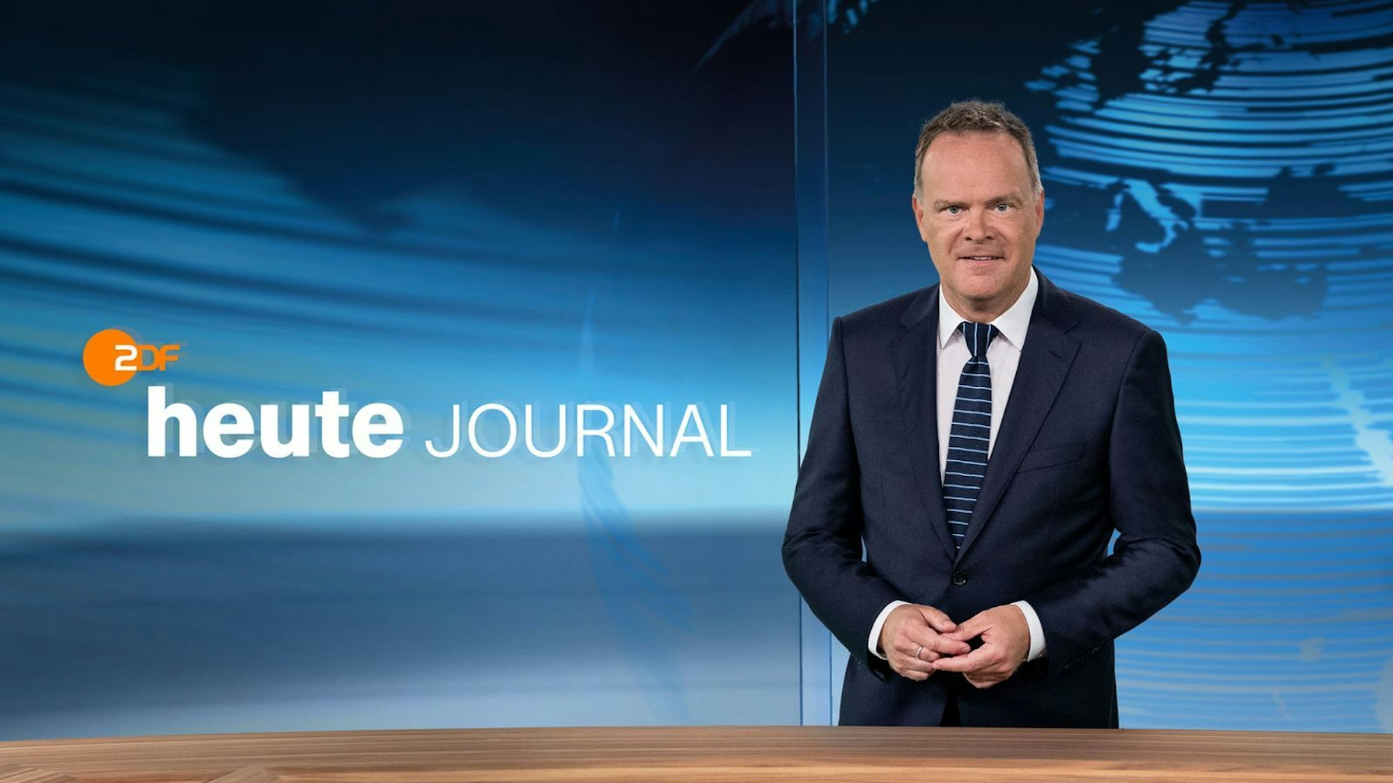 Christian Sievers steht in der ZDF-Kulisse.