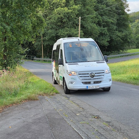 In Waldbröl kommt der Bürgerbus seit dem 4. August 2025 nur noch auf Bestellung. Doch dieses System könnte sich bewähren, wie eine erste Bilanz jetzt andeutet.