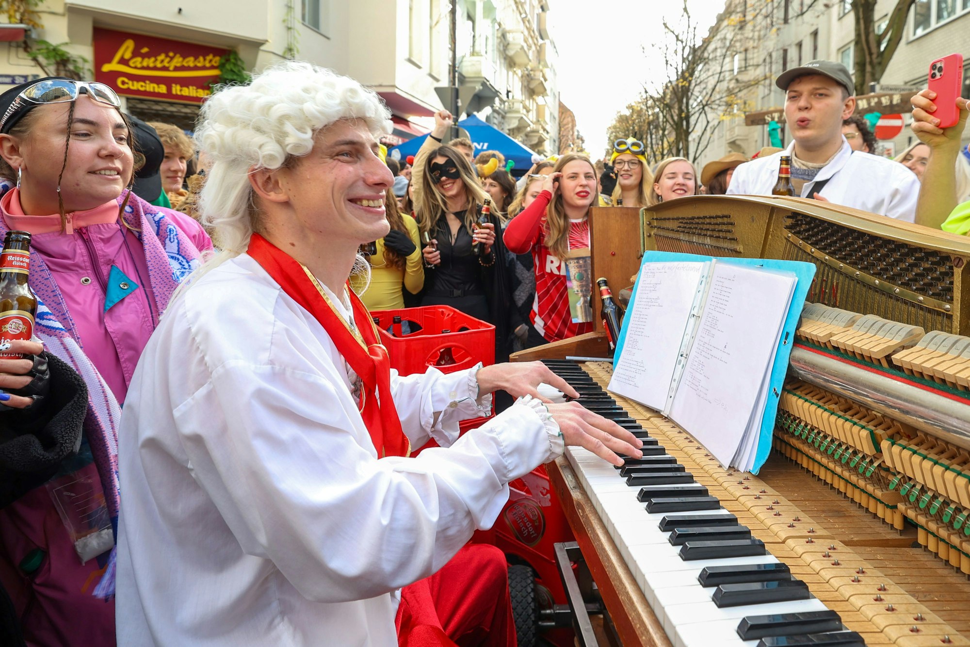 11.11.2025
Köln:
Reportage über den Kneipenkarneval zur Sessionseröffnung „Elfter im Elften“ in der Südstadt und dem Belgisches Viertel.
Der Stadtklimperer vor dem Goldenen Schuss im Belgischen Viertel
Foto: Martina Goyert