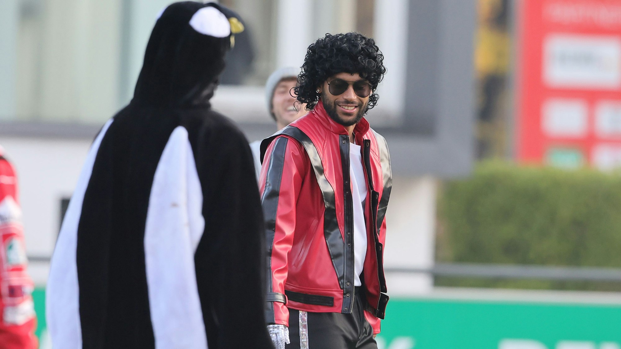 Linton Maina als Michael Jackson, im Pinguin-Kostüm steckt derweil Eric Martel.