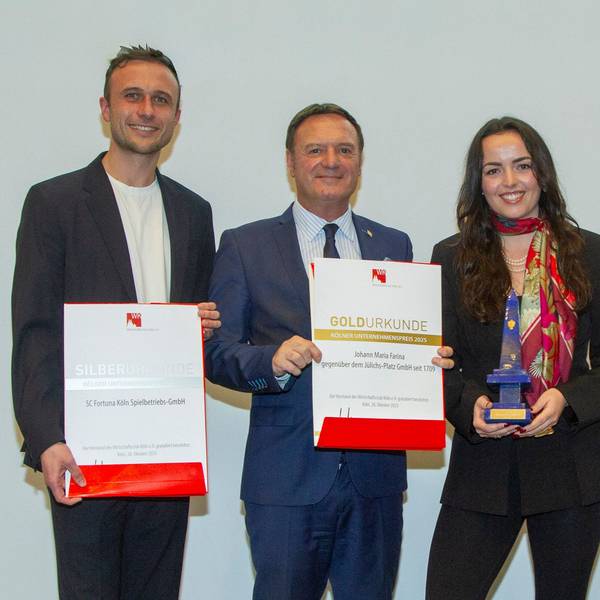 (v.l.) Niklas Müller (Geschäftsführer Fortuna Köln), Christian Kerner (Erster Vorsitzender Wirtschaftsclub Köln), Louise Farina (Inhaberin Farina), Hans-Günter Herrmann (Geschäftsführer Mediafix)