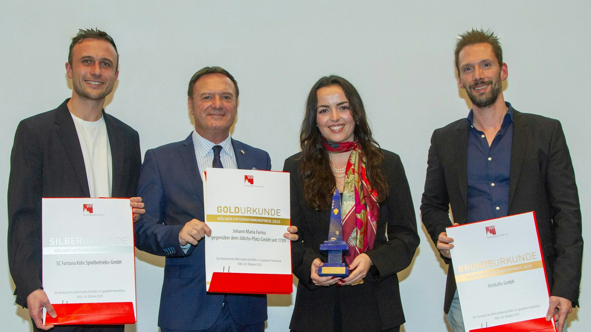 (v.l.) Niklas Müller (Geschäftsführer Fortuna Köln), Christian Kerner (Erster Vorsitzender Wirtschaftsclub Köln), Louise Farina (Inhaberin Farina), Hans-Günter Herrmann (Geschäftsführer Mediafix)