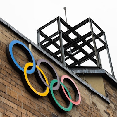 Olympische Ringe an der Fassade des Sport- und Olympiamuseums in Köln.