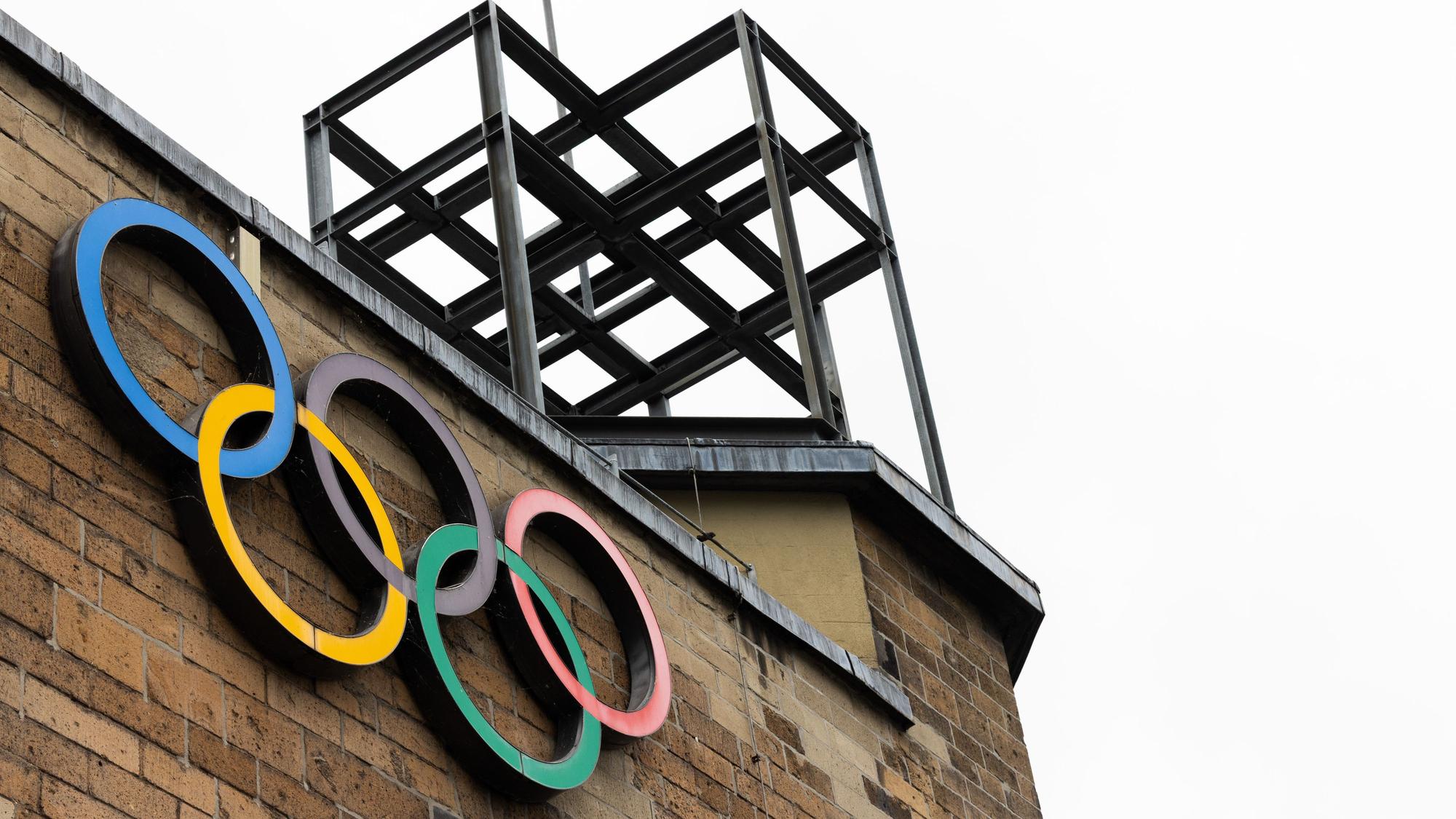 ARCHIV - 28.05.2025, Nordrhein-Westfalen, Köln: Olympische Ringe sind an der Fassade des Sport- und Olympiamuseums zu sehen vor der Vorstellung des Konzepts einer Olympia-Bewerbung mit der Rhein-Ruhr-Region für die Olympischen Spiele durch Ministerpräsident Wüst. (zu dpa: «Olympia-Bewerbung in NRW: Eine Stadt könnte alles kippen») Foto: Rolf Vennenbernd/dpa +++ dpa-Bildfunk +++