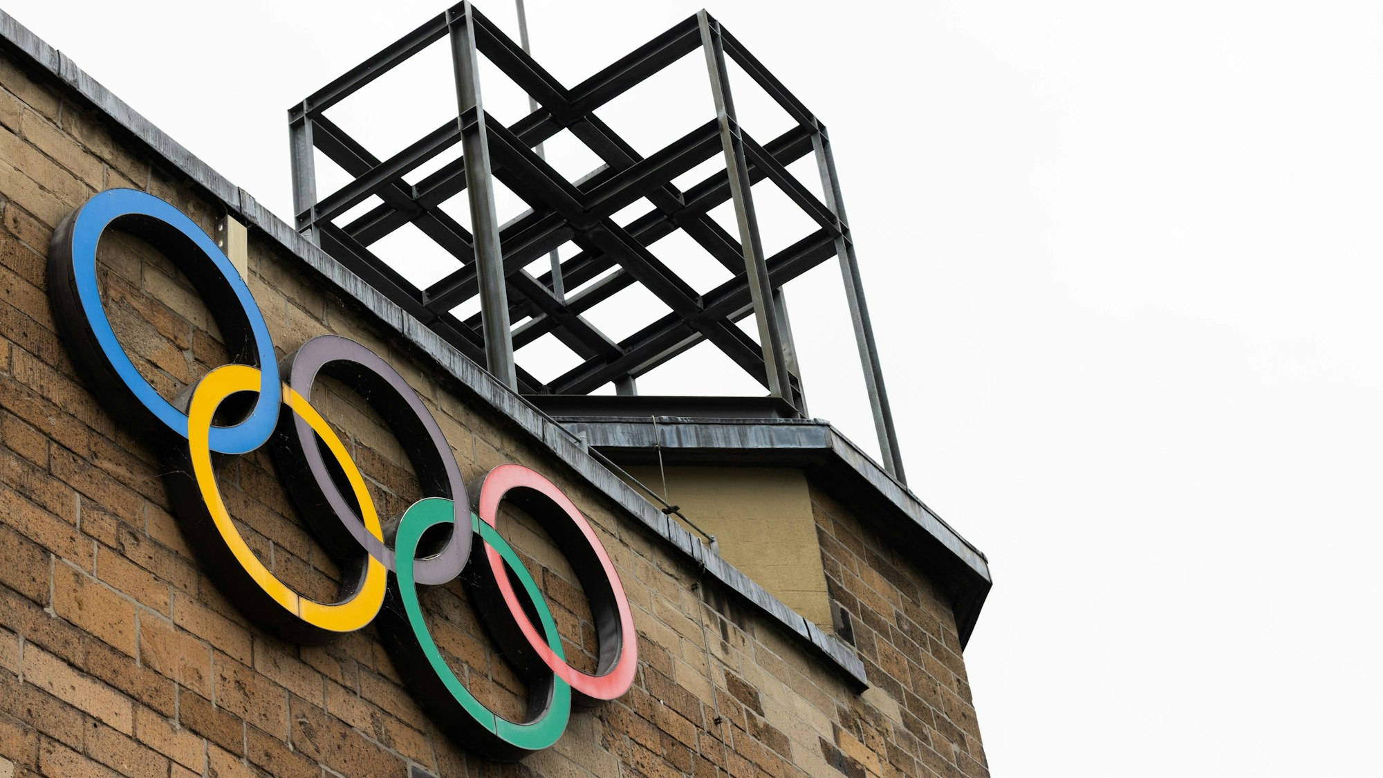 ARCHIV - 28.05.2025, Nordrhein-Westfalen, Köln: Olympische Ringe sind an der Fassade des Sport- und Olympiamuseums zu sehen vor der Vorstellung des Konzepts einer Olympia-Bewerbung mit der Rhein-Ruhr-Region für die Olympischen Spiele durch Ministerpräsident Wüst. (zu dpa: «Olympia-Bewerbung in NRW: Eine Stadt könnte alles kippen») Foto: Rolf Vennenbernd/dpa +++ dpa-Bildfunk +++