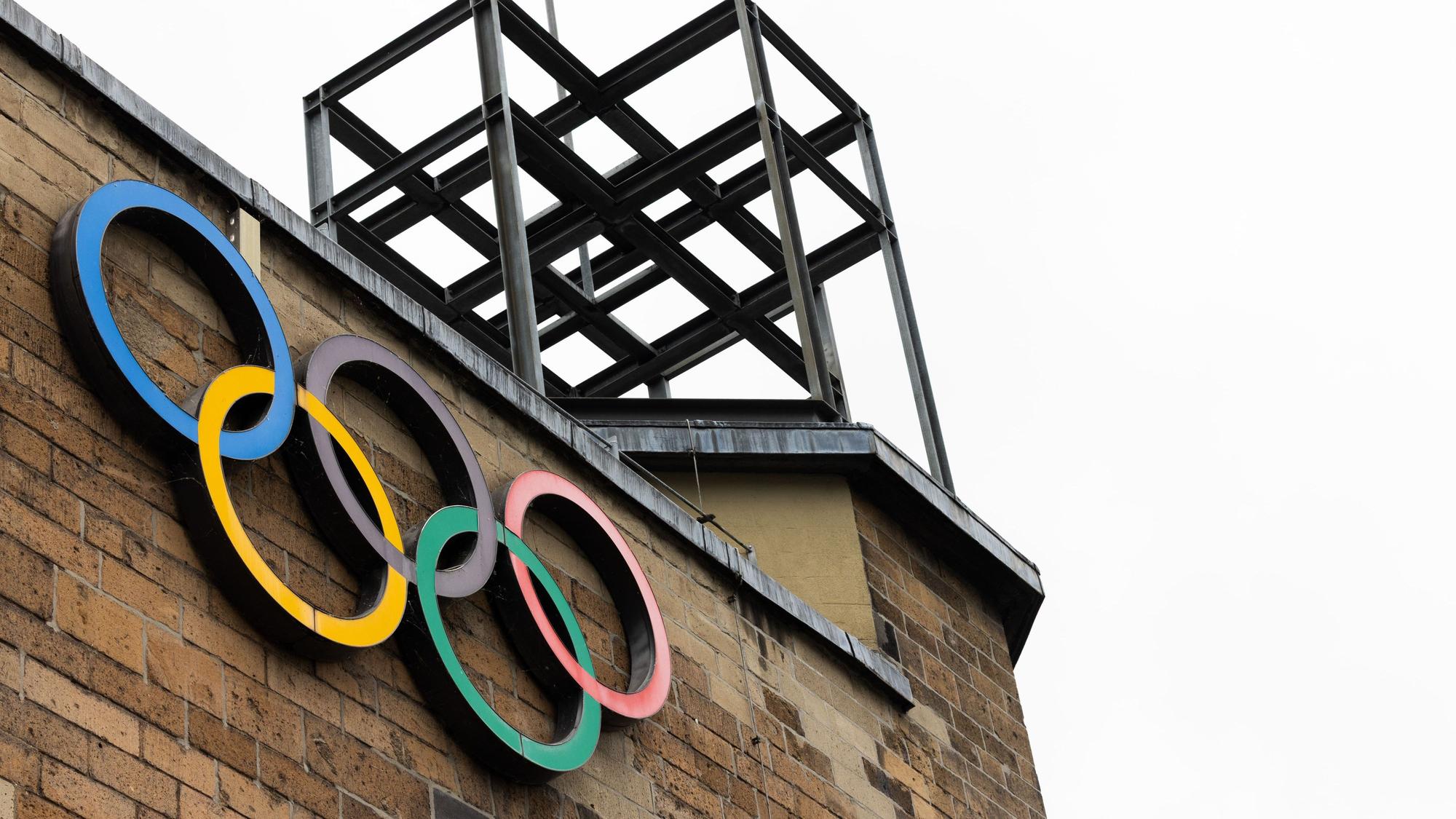 Olympische Ringe sind an der Fassade des Sport- und Olympiamuseums in Köln zu sehen.