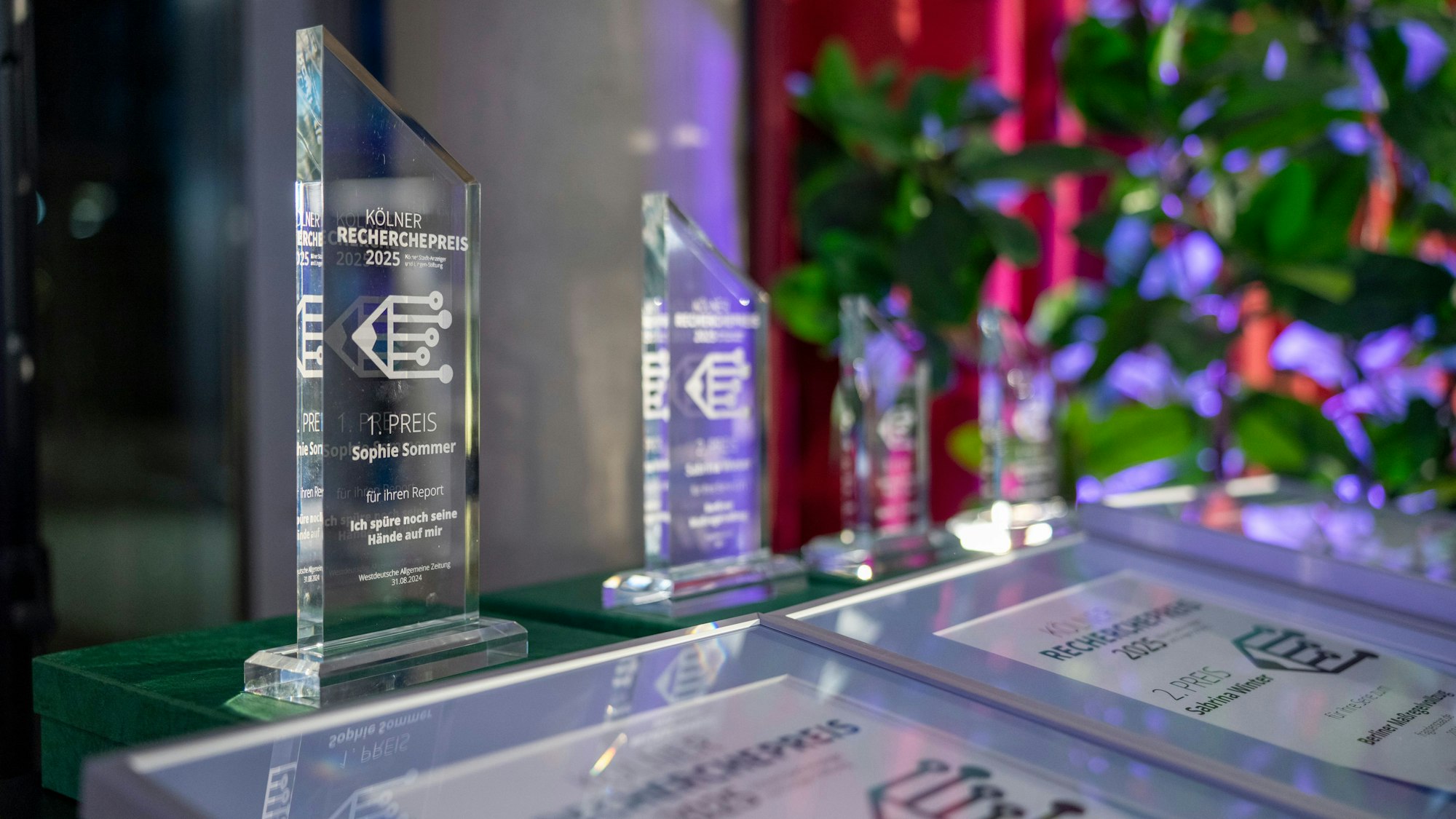 Statuetten und Urkunden für die Trägerinnen und den Träger des Kölner Recherchepreises 2025