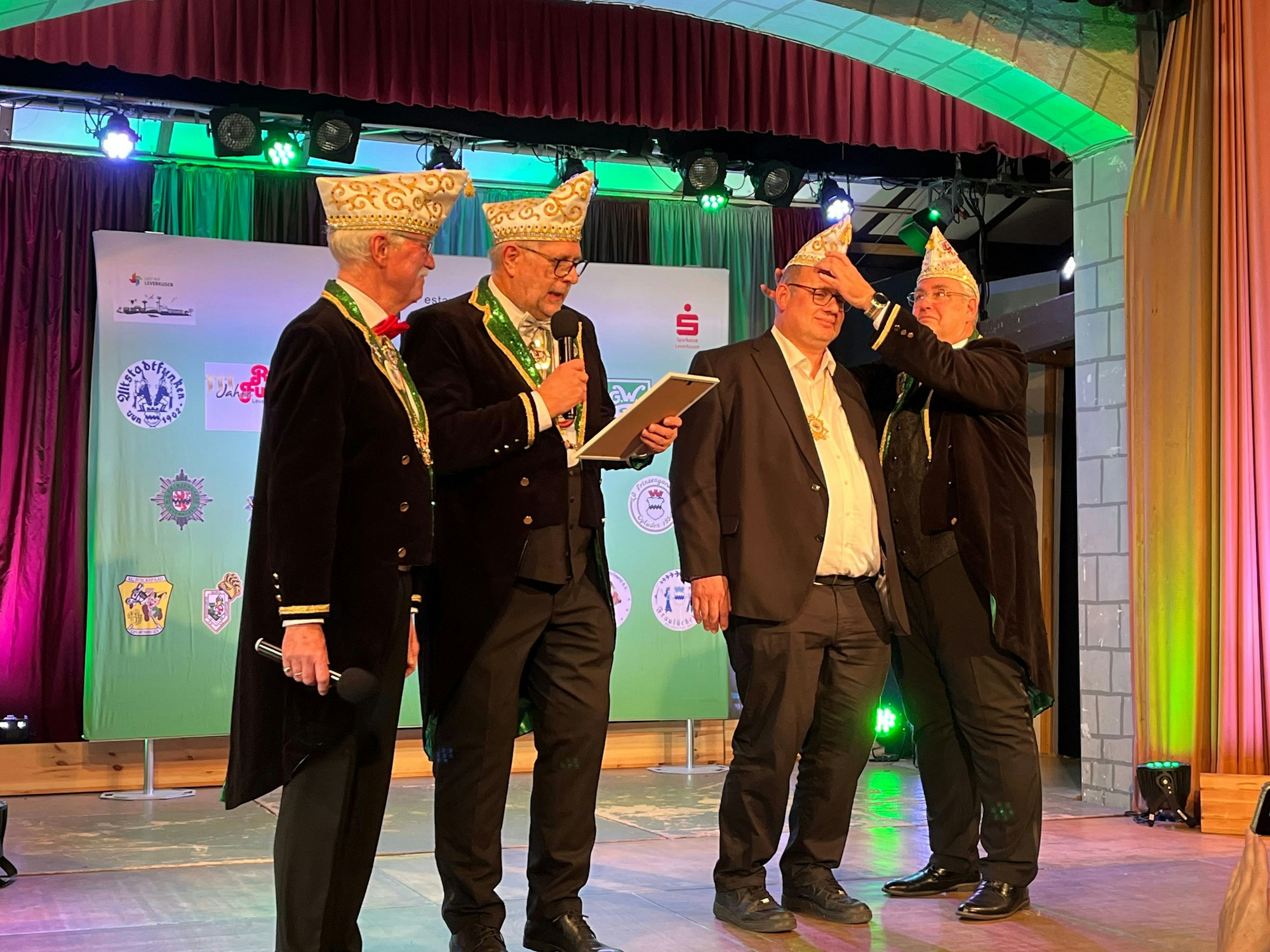 Stefan Hebbel wird als Oberbürgermeister Ehrensenator des FLK.