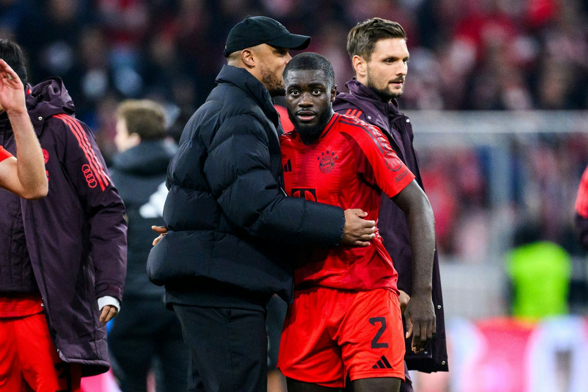 Bayern Münchens Dayot Upamecano (r) ist dankbar für die Tipps von Trainer Vincent Kompany (l). (Archivbild)