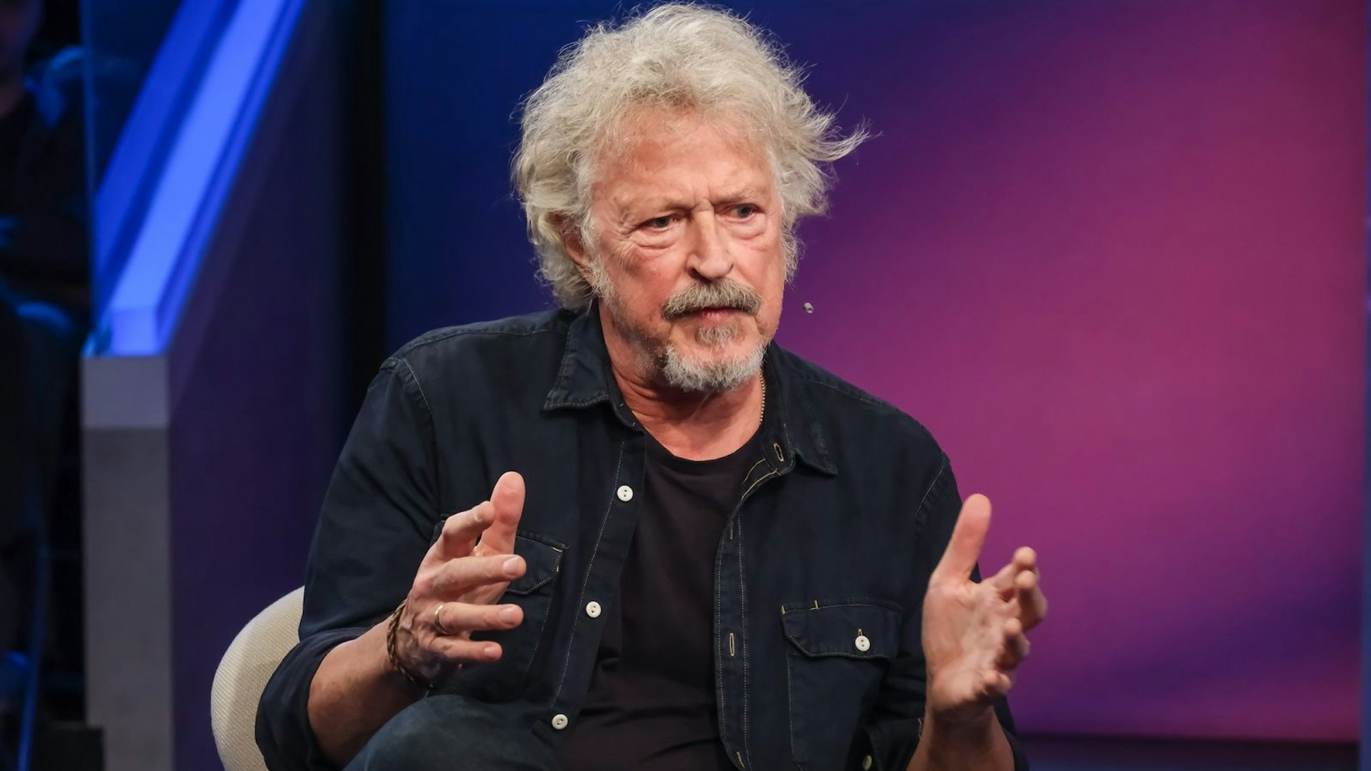 Noch immer meinungsstark: Wolfgang Niedecken kritisierte im ARD-Talk „Maischberger“ die AfD. Man müsse „mit allen demokratischen Mitteln versuchen, diese Partei zu verhindern“, erklärte der BAP-Sänger. (Bild: WDR/Oliver Ziebe)