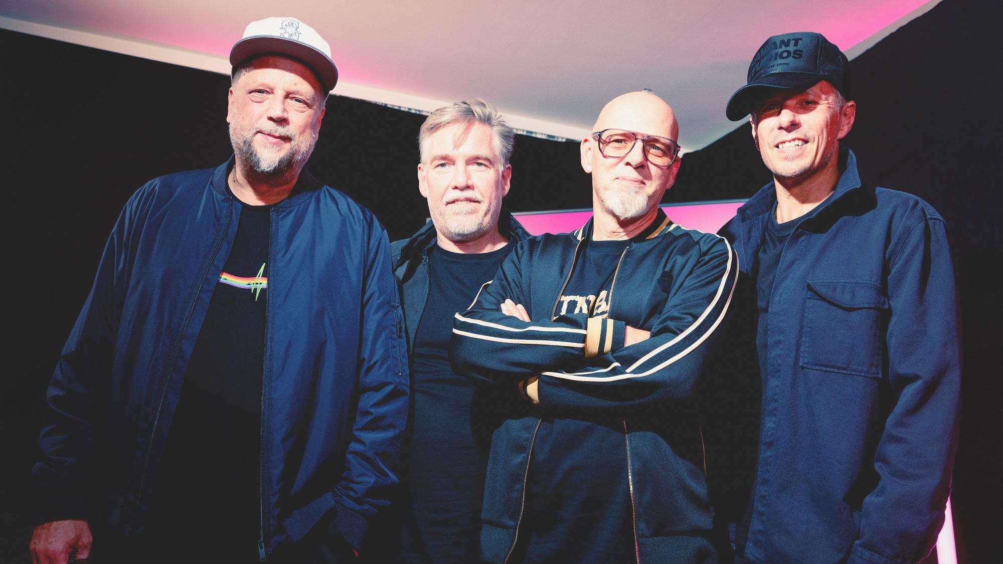 16.09.2024, Köln: „Die Fantastischen Vier“ posieren in einem Hotelzimmer nach einem Interview mit dem Kölner Stadtanzeiger vor ihrem Konzert bei der Digitalmesse Digital X im Mediapark in Köln. Foto: Thilo Schmülgen