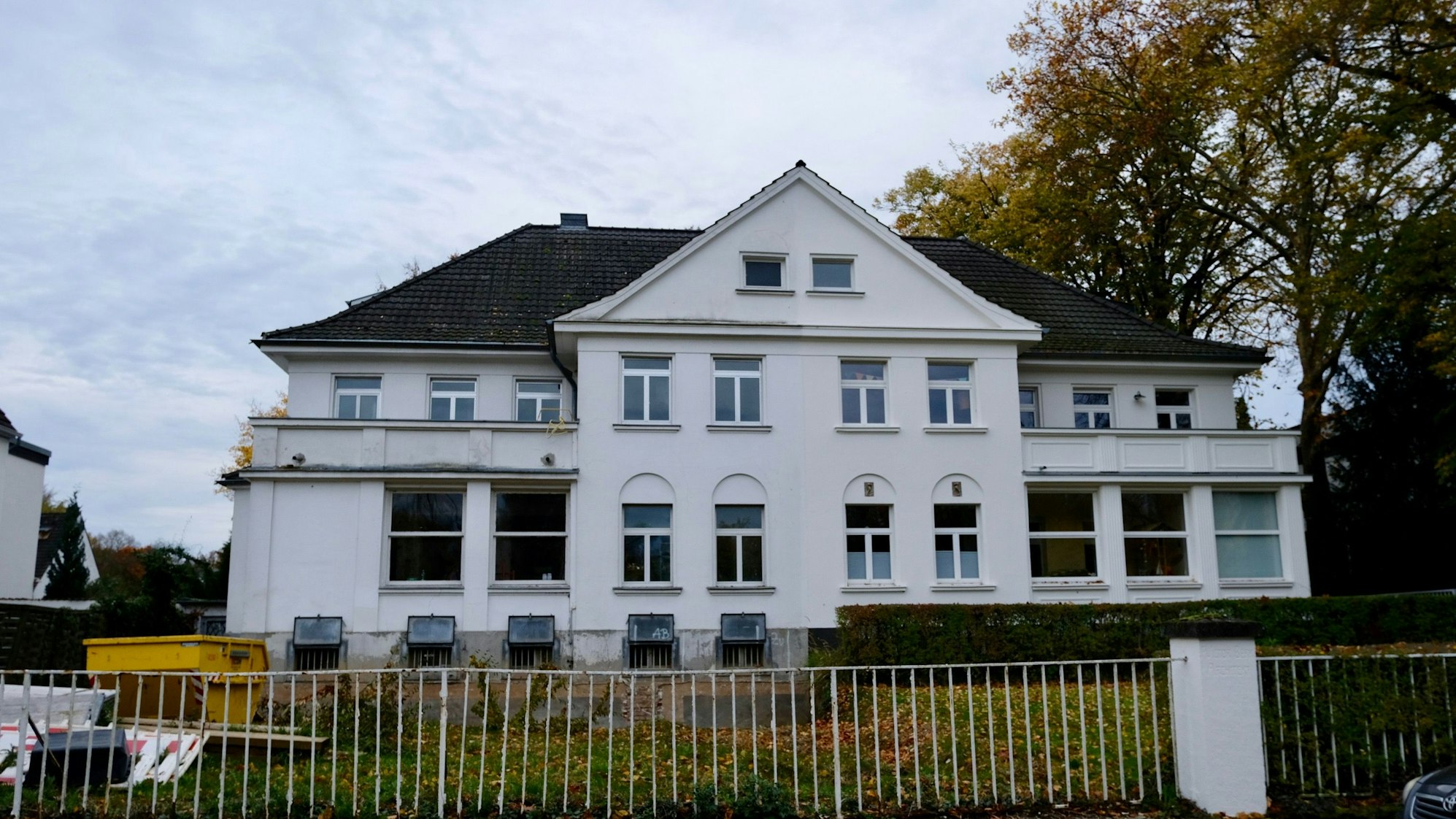 Die linke Hälfte des herrschaftlichen Wohngebäudes an der Uferstraße mit der Hausnummer 34 ist unbewohnt.