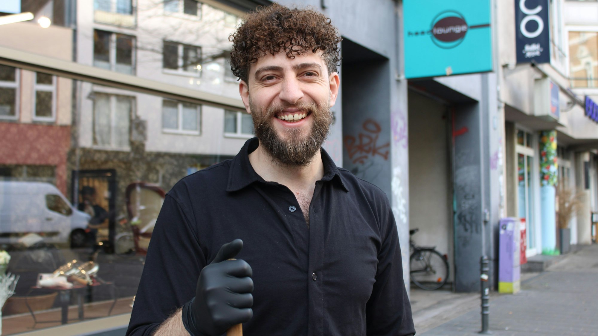 11.11. am Chlodwigplatz: Omar Altouokhi (38) vom Frseursalon Headlounge