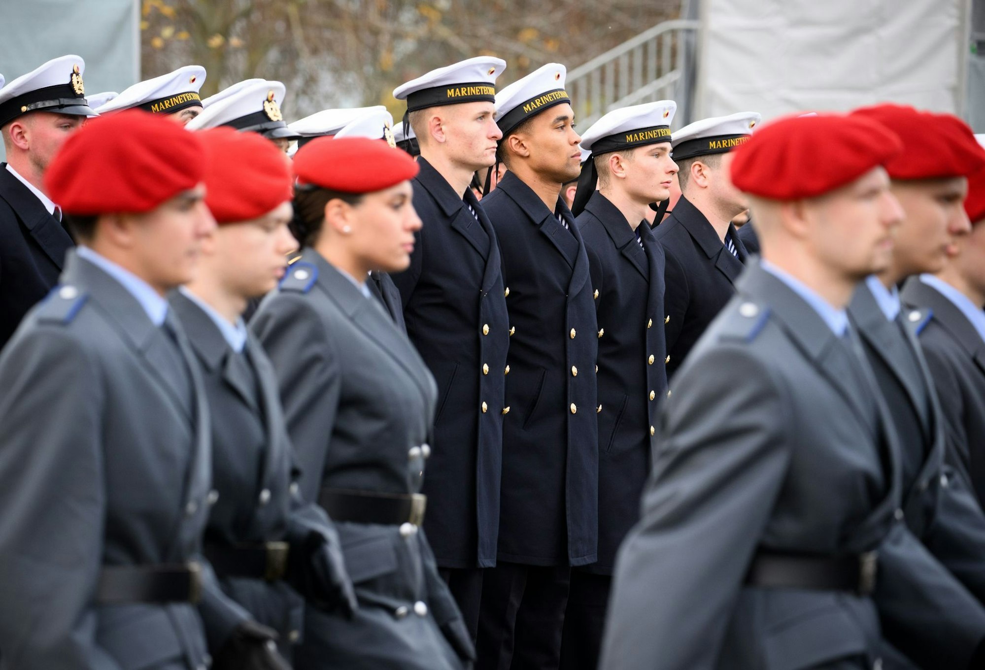 280 Rekrutinnen und Rekruten gelobten, «der Bundesrepublik Deutschland treu zu dienen und das Recht und die Freiheit des deutschen Volkes tapfer zu verteidigen».
