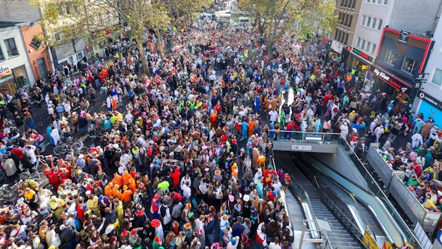 11.11.2025
Köln:
Reportage über den Kneipenkarneval zur Sessionseröffnung „Elfter im Elften“ in der Südstadt und dem Belgisches Viertel.
Übersicht auf dem Clodwigplatz von der Severinstorburg aus
Foto: Martina Goyert