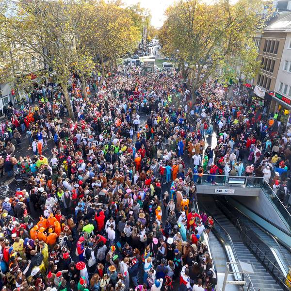 11.11.2025
Köln:
Reportage über den Kneipenkarneval zur Sessionseröffnung „Elfter im Elften“ in der Südstadt und dem Belgisches Viertel.
Übersicht auf dem Clodwigplatz von der Severinstorburg aus
Foto: Martina Goyert