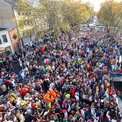 11.11.2025
Köln:
Reportage über den Kneipenkarneval zur Sessionseröffnung „Elfter im Elften“ in der Südstadt und dem Belgisches Viertel.
Übersicht auf dem Clodwigplatz von der Severinstorburg aus
Foto: Martina Goyert