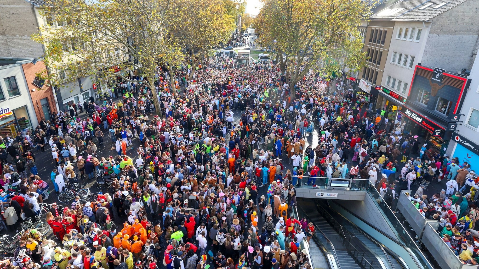 Übersicht auf dem Chlodwigplatz von der Severinstorburg aus.