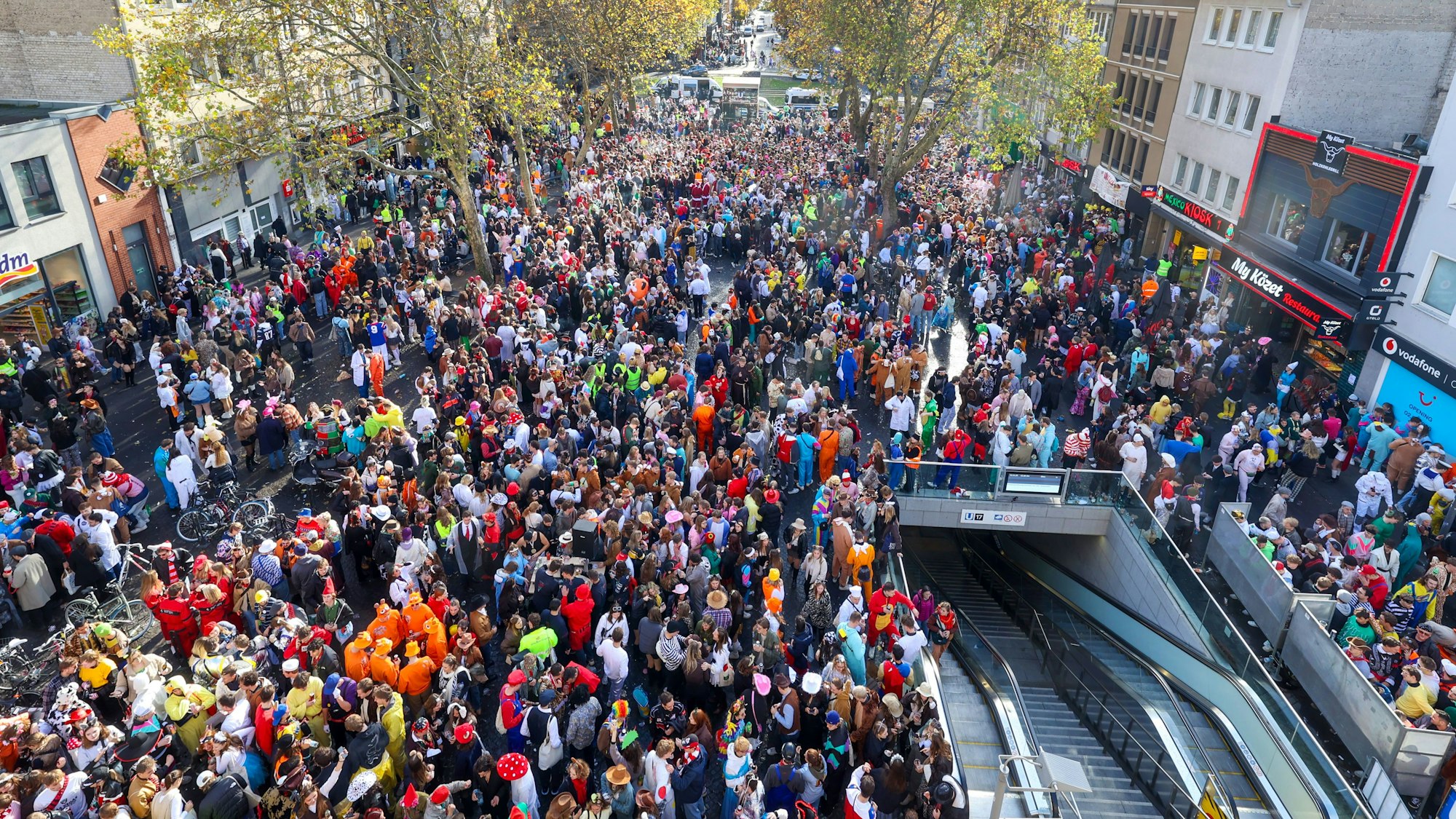 11.11.2025
Köln:
Reportage über den Kneipenkarneval zur Sessionseröffnung „Elfter im Elften“ in der Südstadt und dem Belgisches Viertel.
Übersicht auf dem Clodwigplatz von der Severinstorburg aus
Foto: Martina Goyert