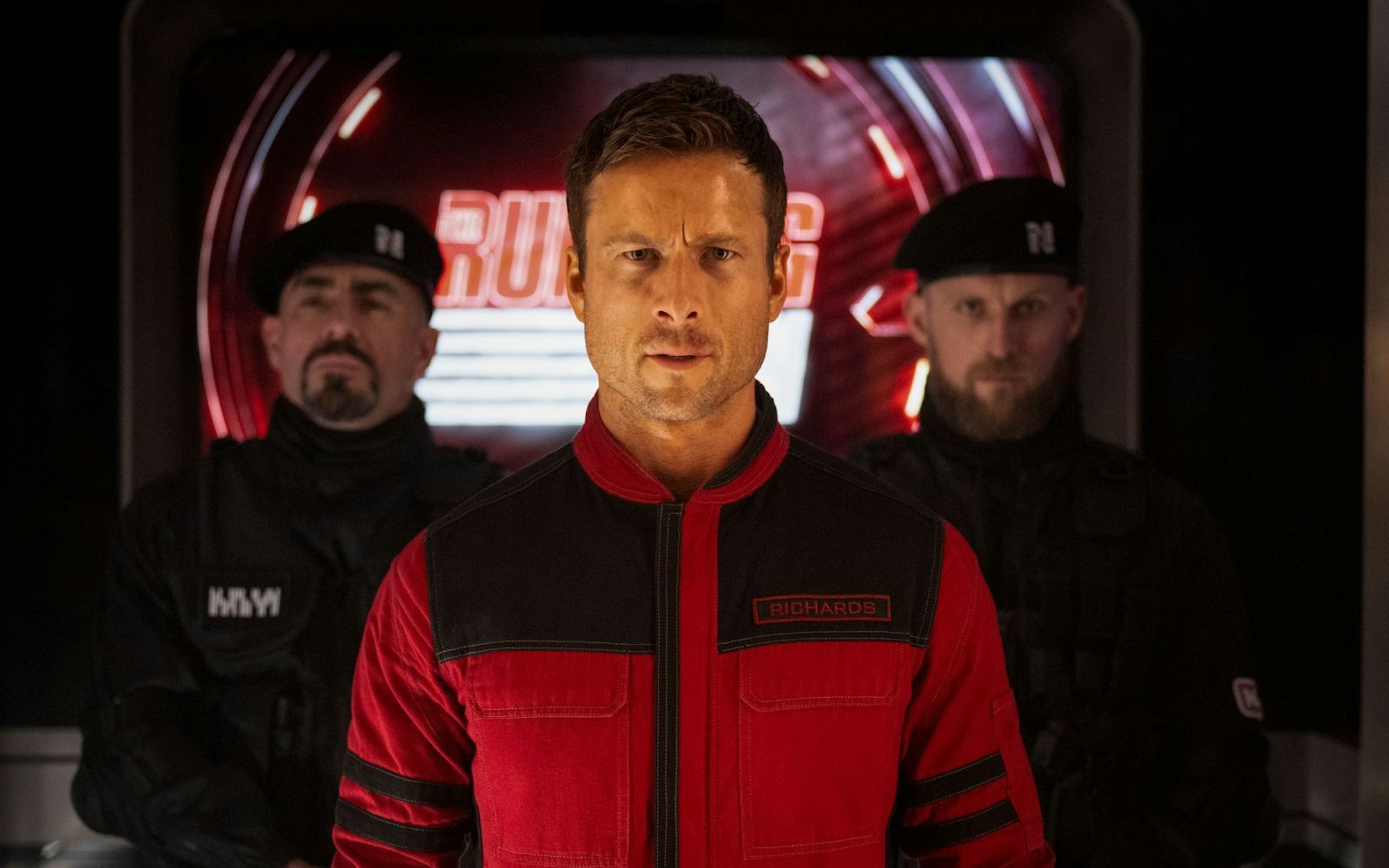 Aktuell im Kino: „Running Man“. Der verzweifelte Ben Richards (Glen Powell, Mitte) stellt sich dem Spiel um Leben und Tod. (Bild: Paramount Pictures/Ross Ferguson)