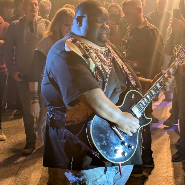 Christone „Kingfish“ Ingram spielte mitten im Publikum im Terrassensaal.