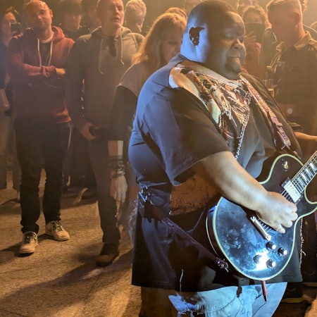 Christone „Kingfish“ Ingram spielte mitten im Publikum im Terrassensaal.
