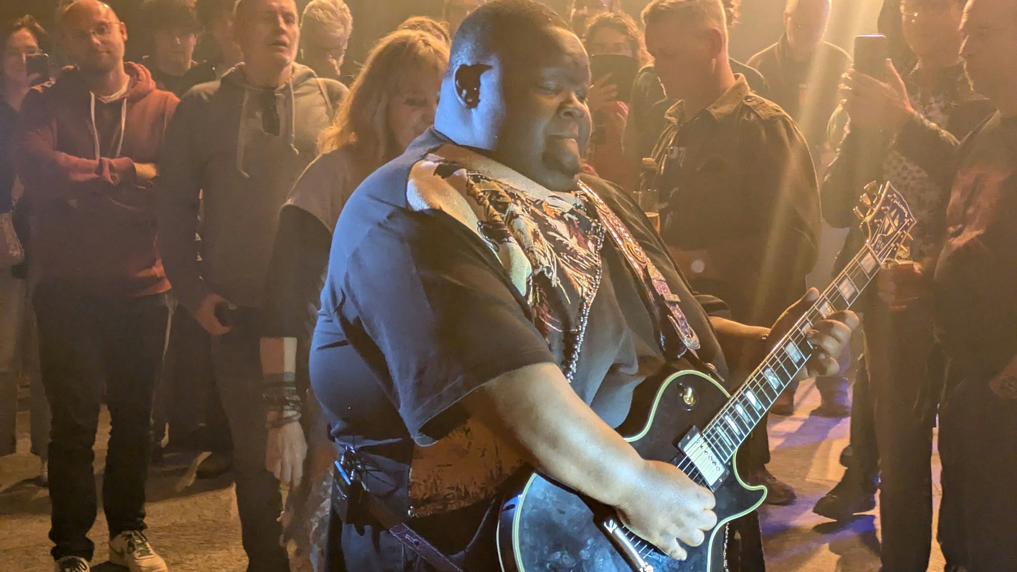 Christone „Kingfish“ Ingram spielte mitten im Publikum im Terrassensaal.